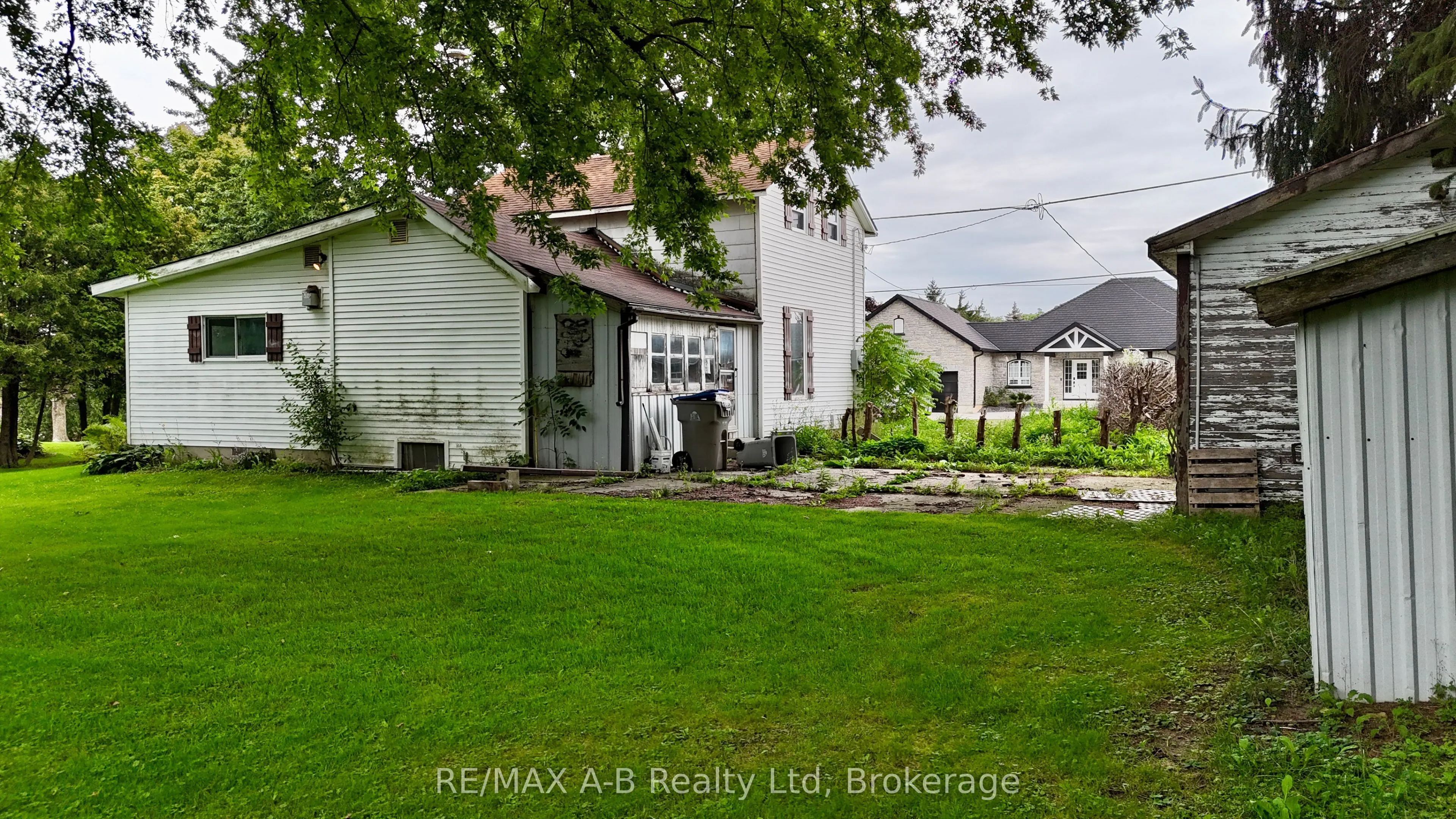 86 Salina Street N