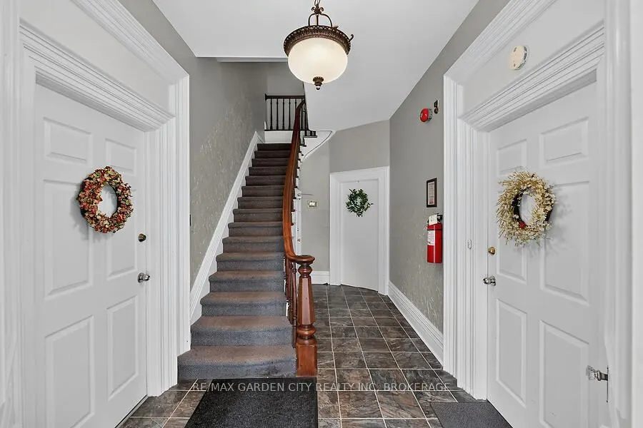 91 Main Street E