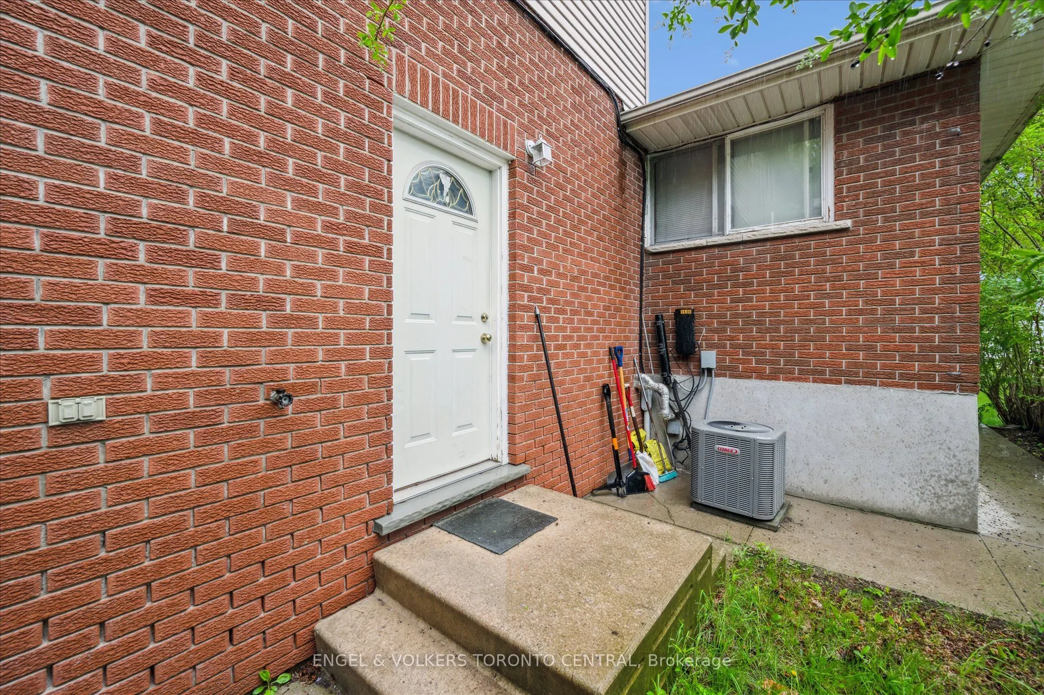 155 University Avenue E
