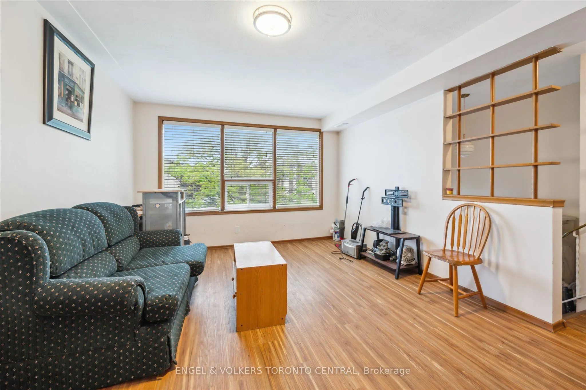 155 University Avenue E