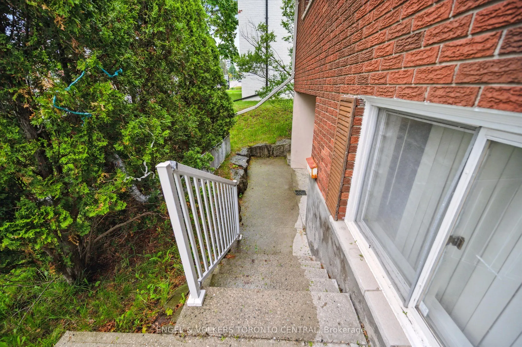 155 University Avenue E
