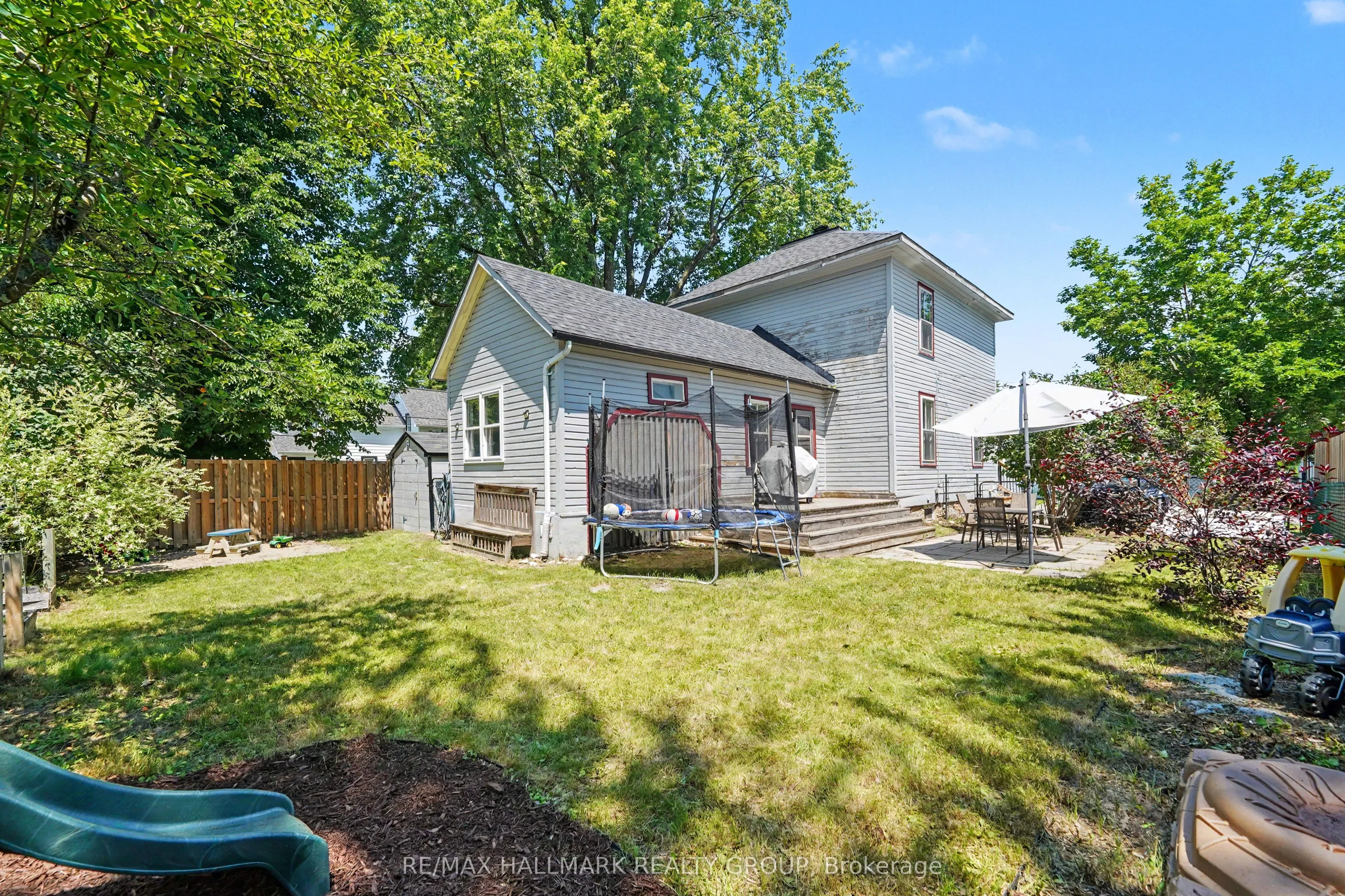 98 Drummond Street E
