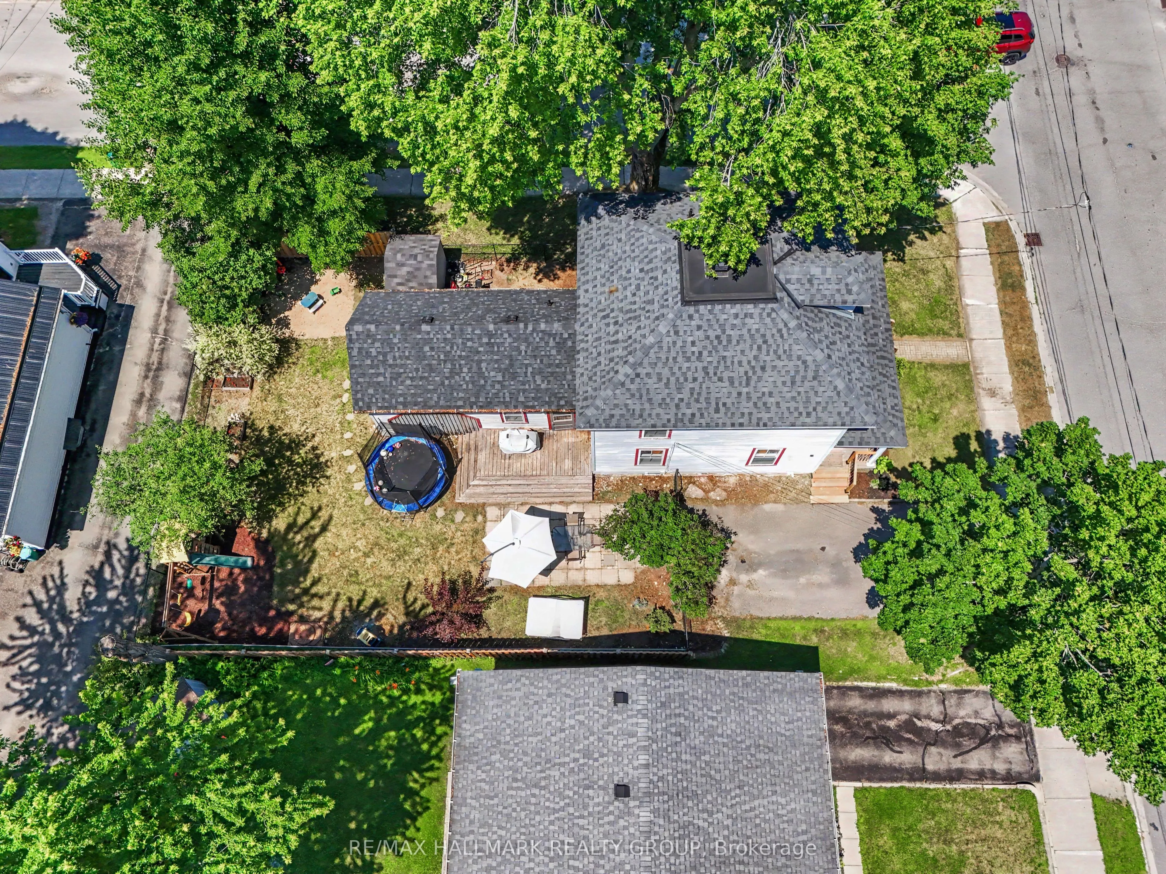 98 Drummond Street E