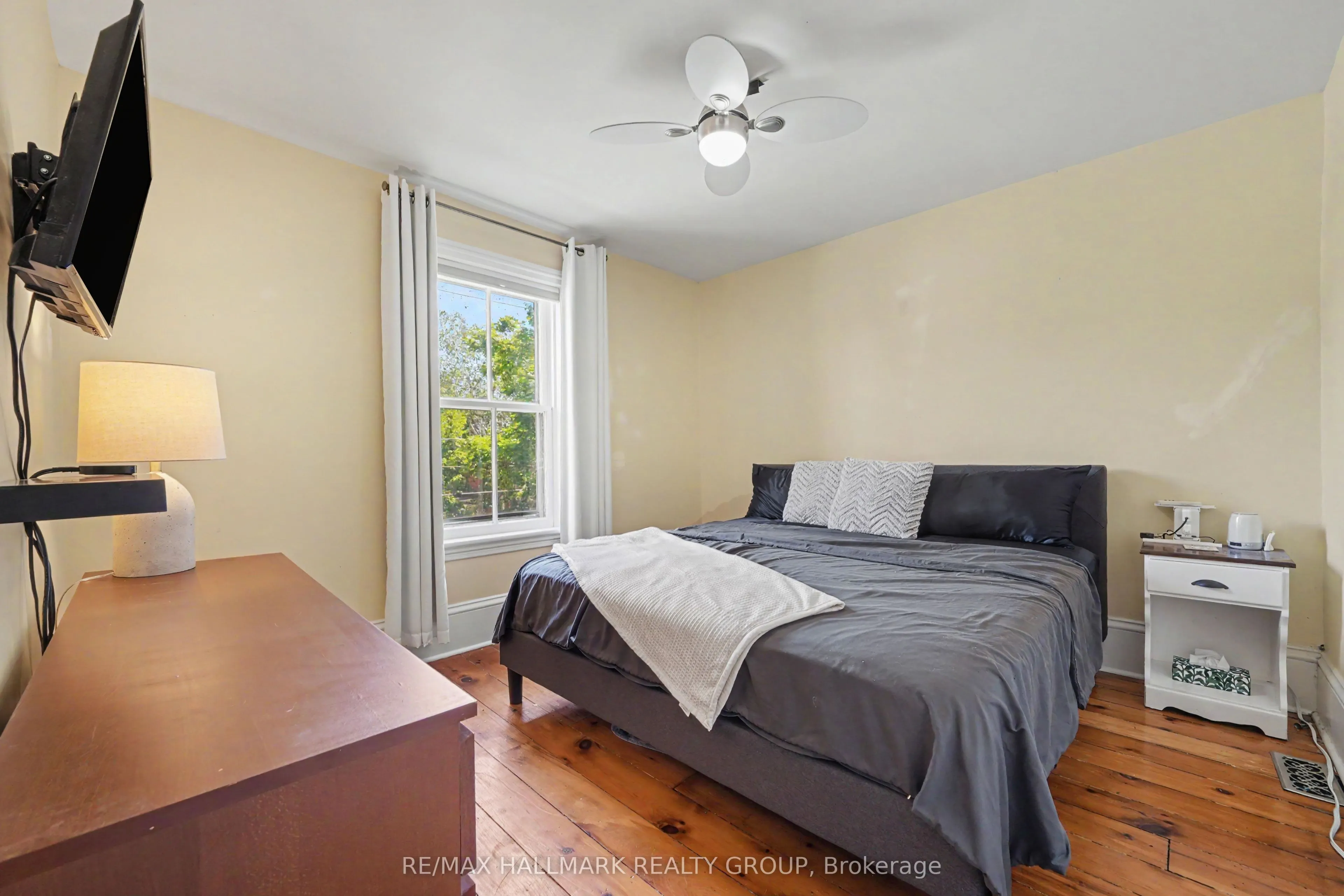 98 Drummond Street E