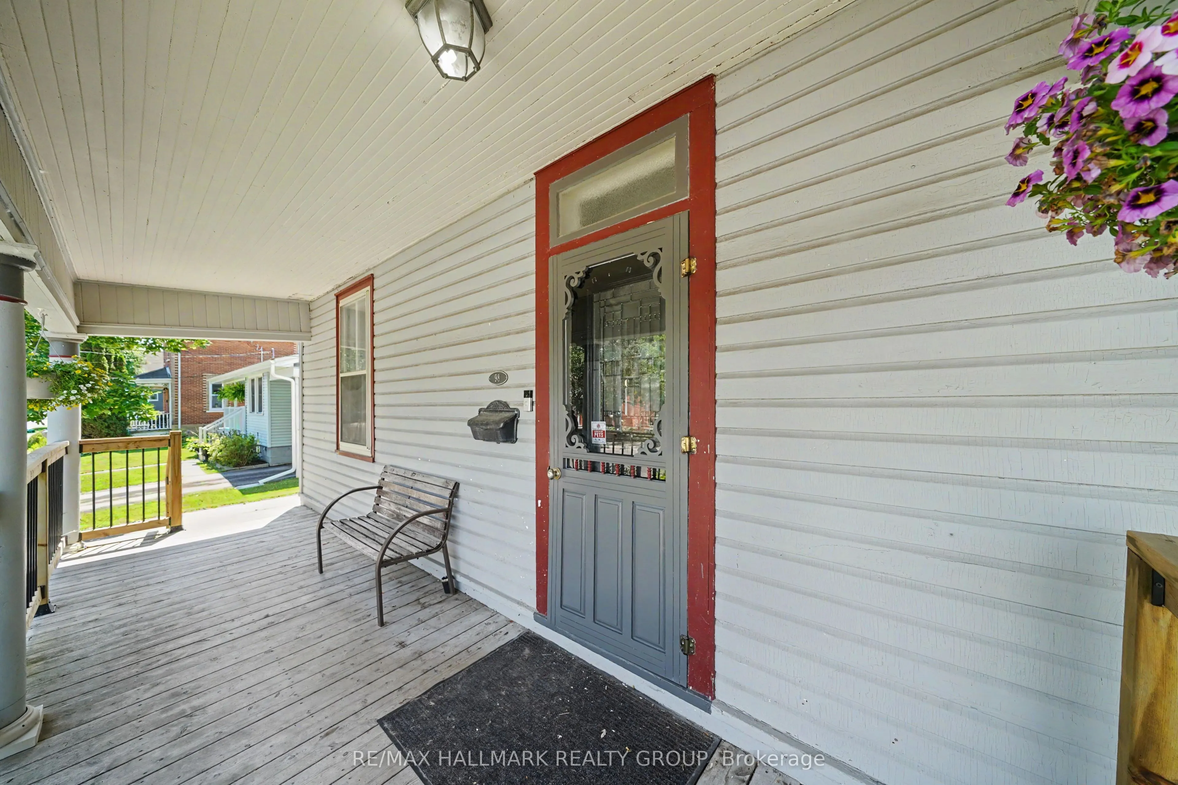 98 Drummond Street E