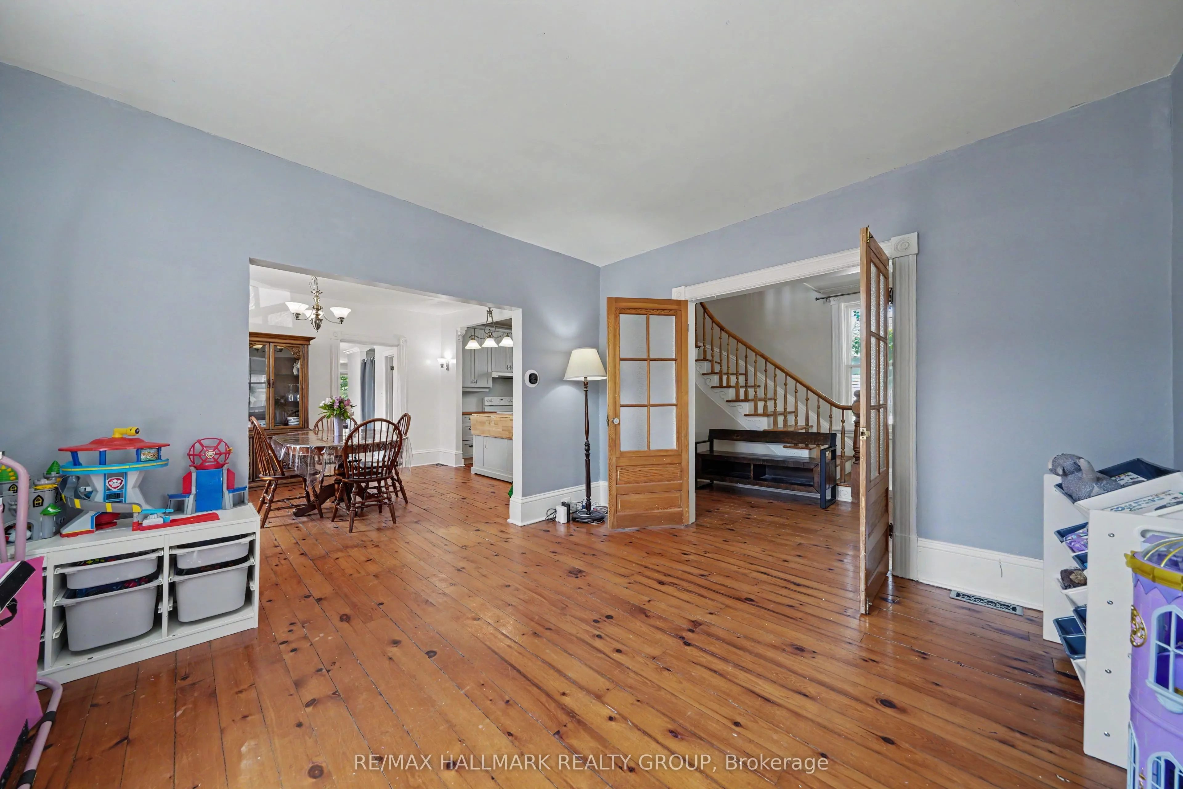 98 Drummond Street E