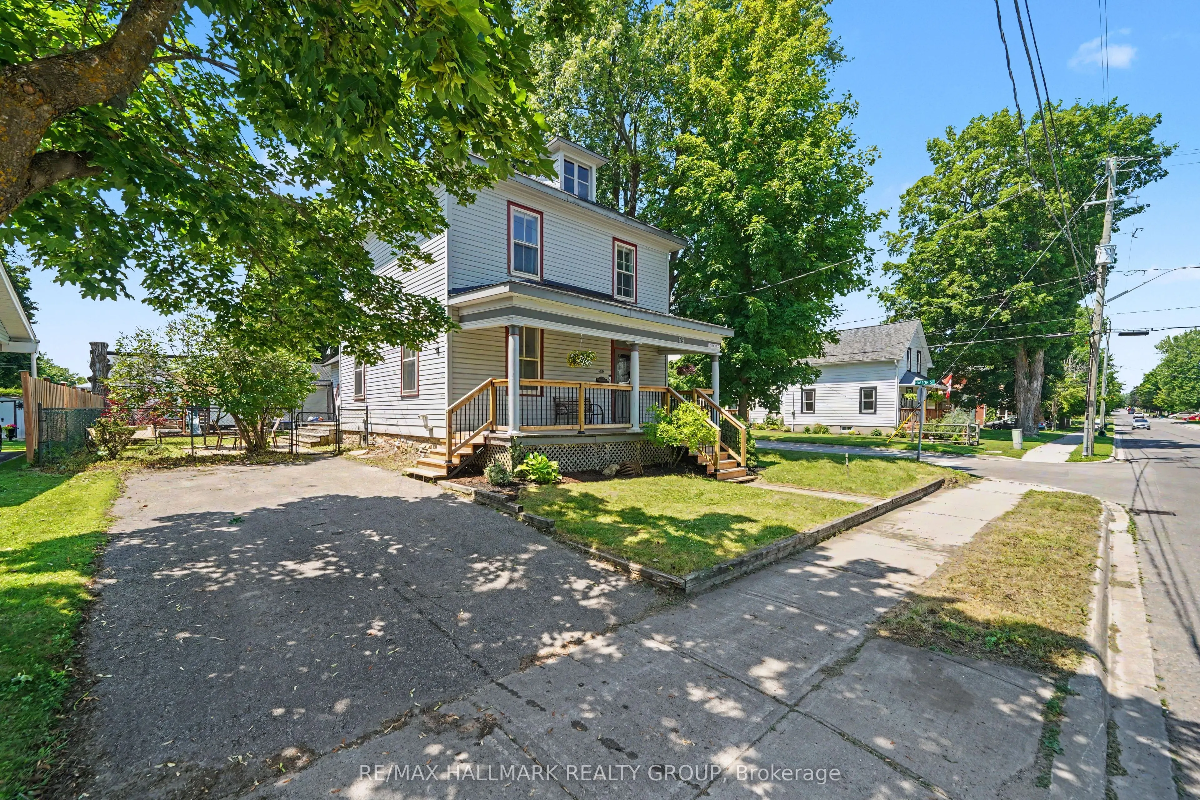 98 Drummond Street E