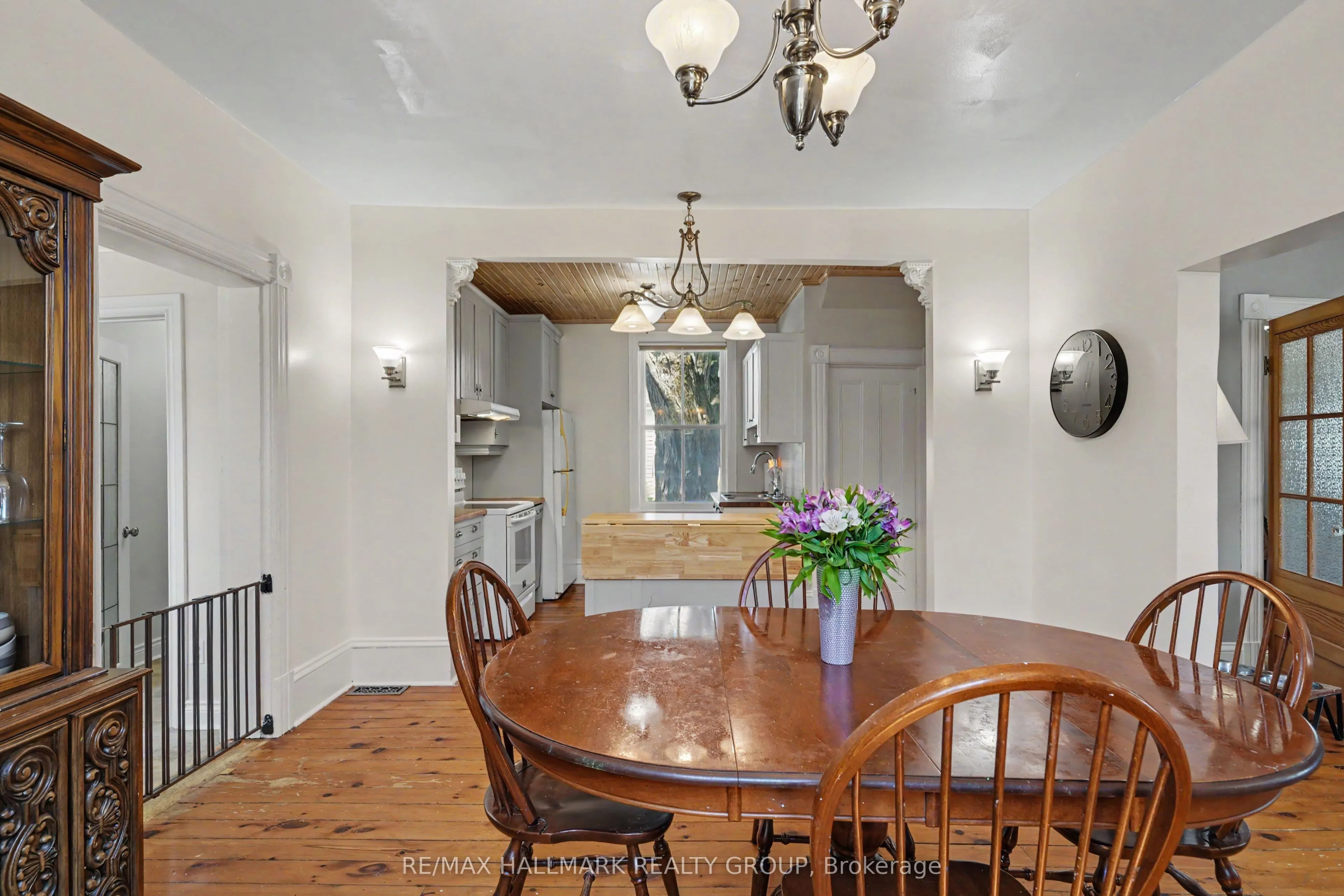 98 Drummond Street E