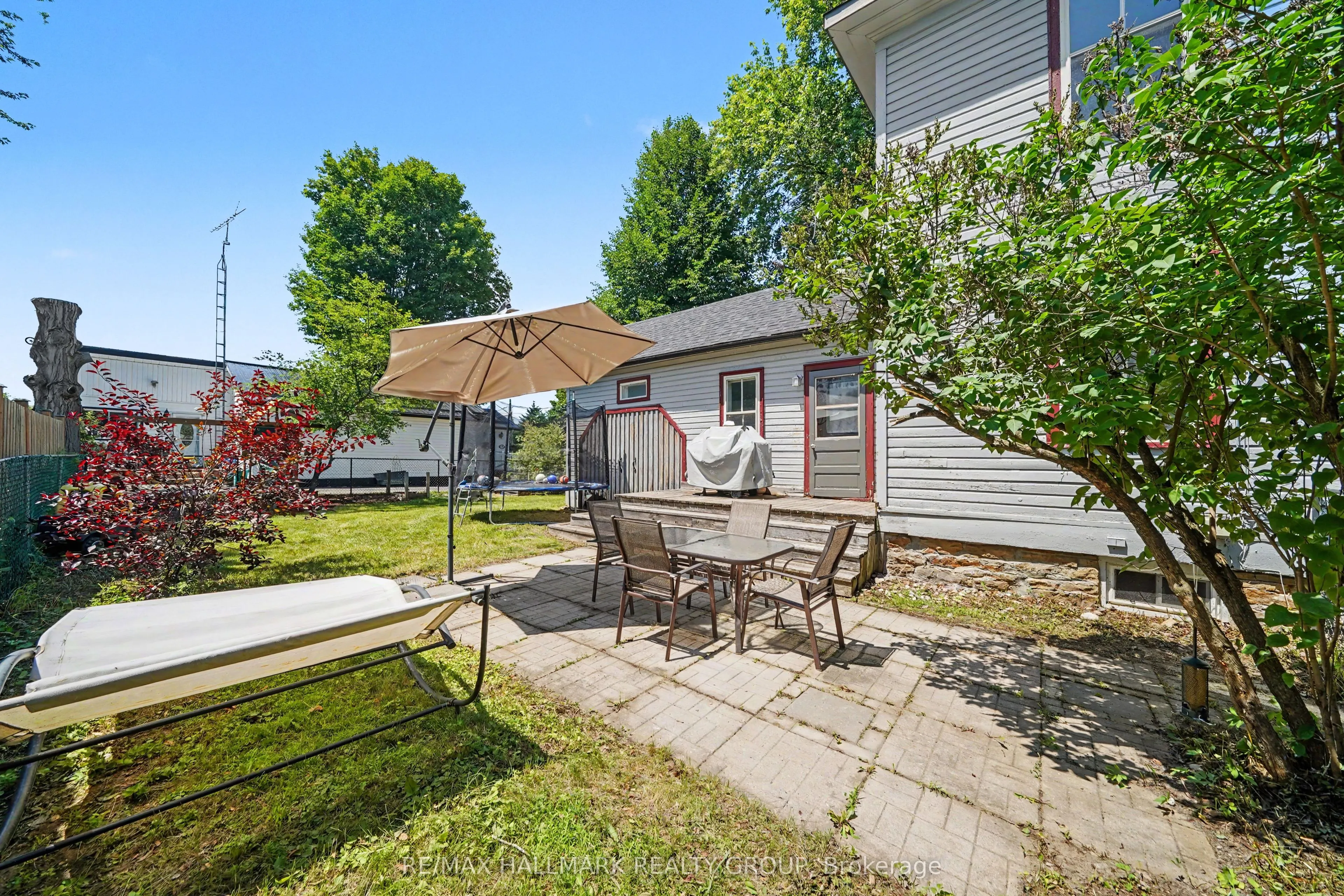 98 Drummond Street E