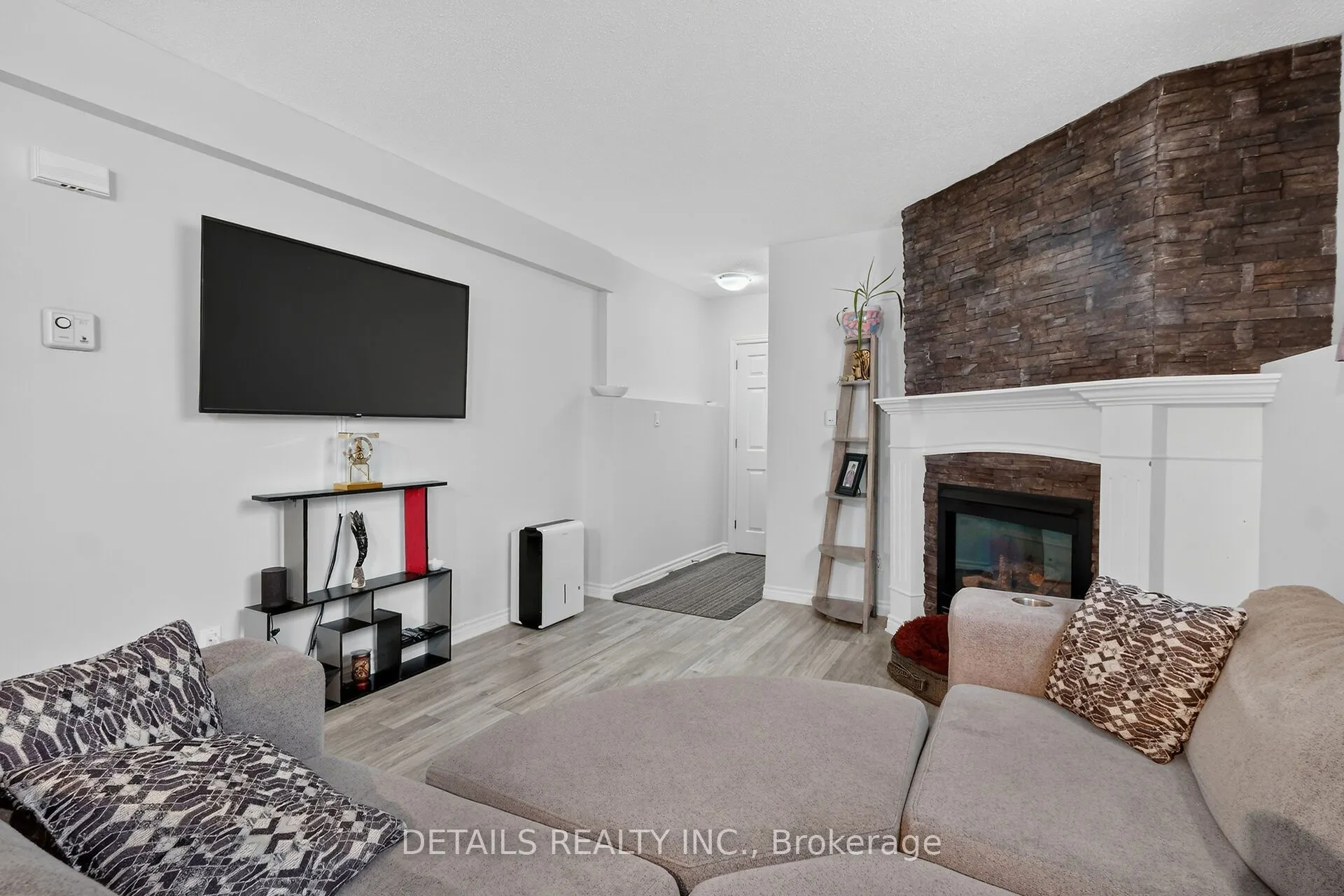 75 Lapointe Boulevard #3C