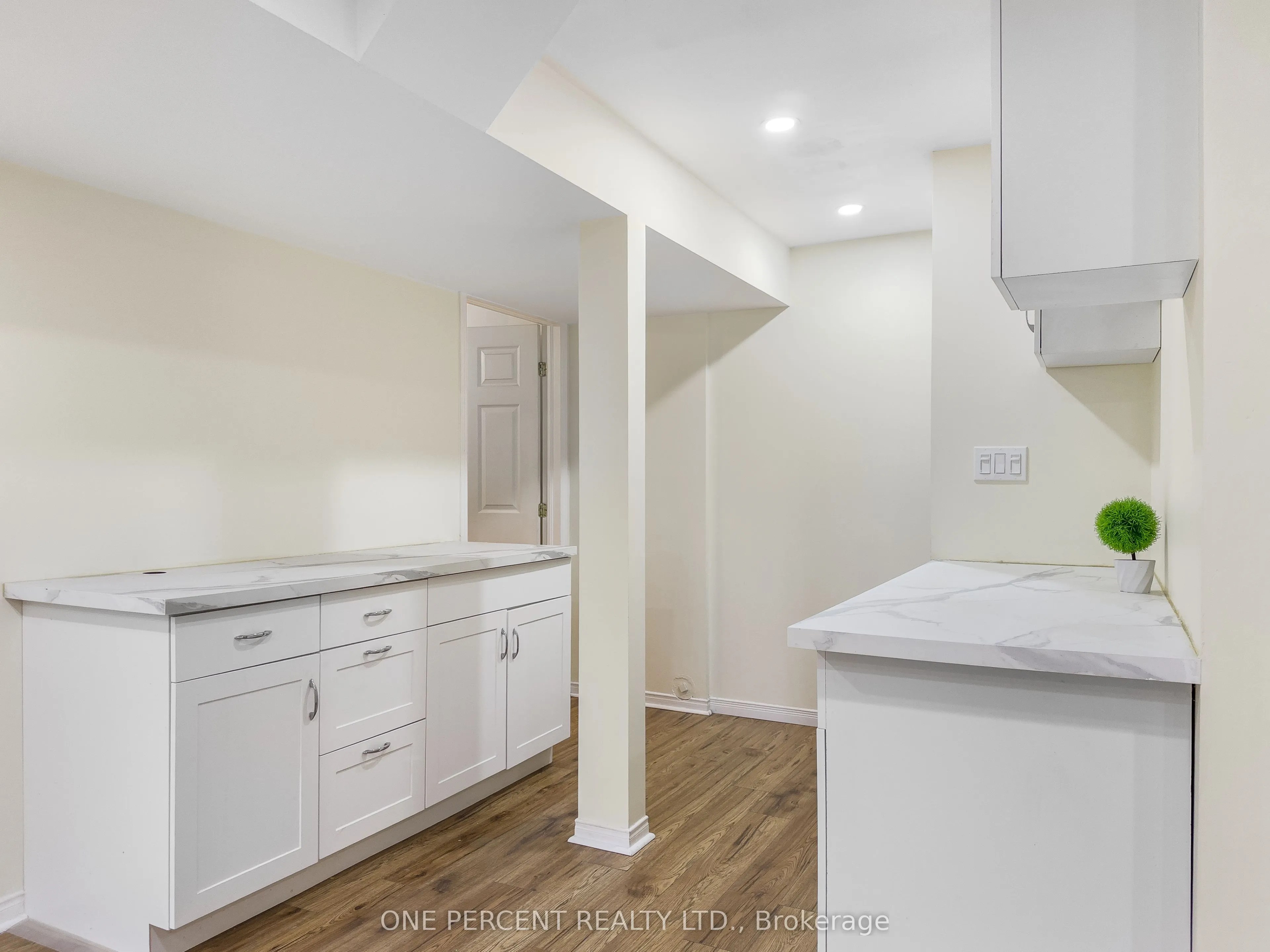 25 HICKORY Grove