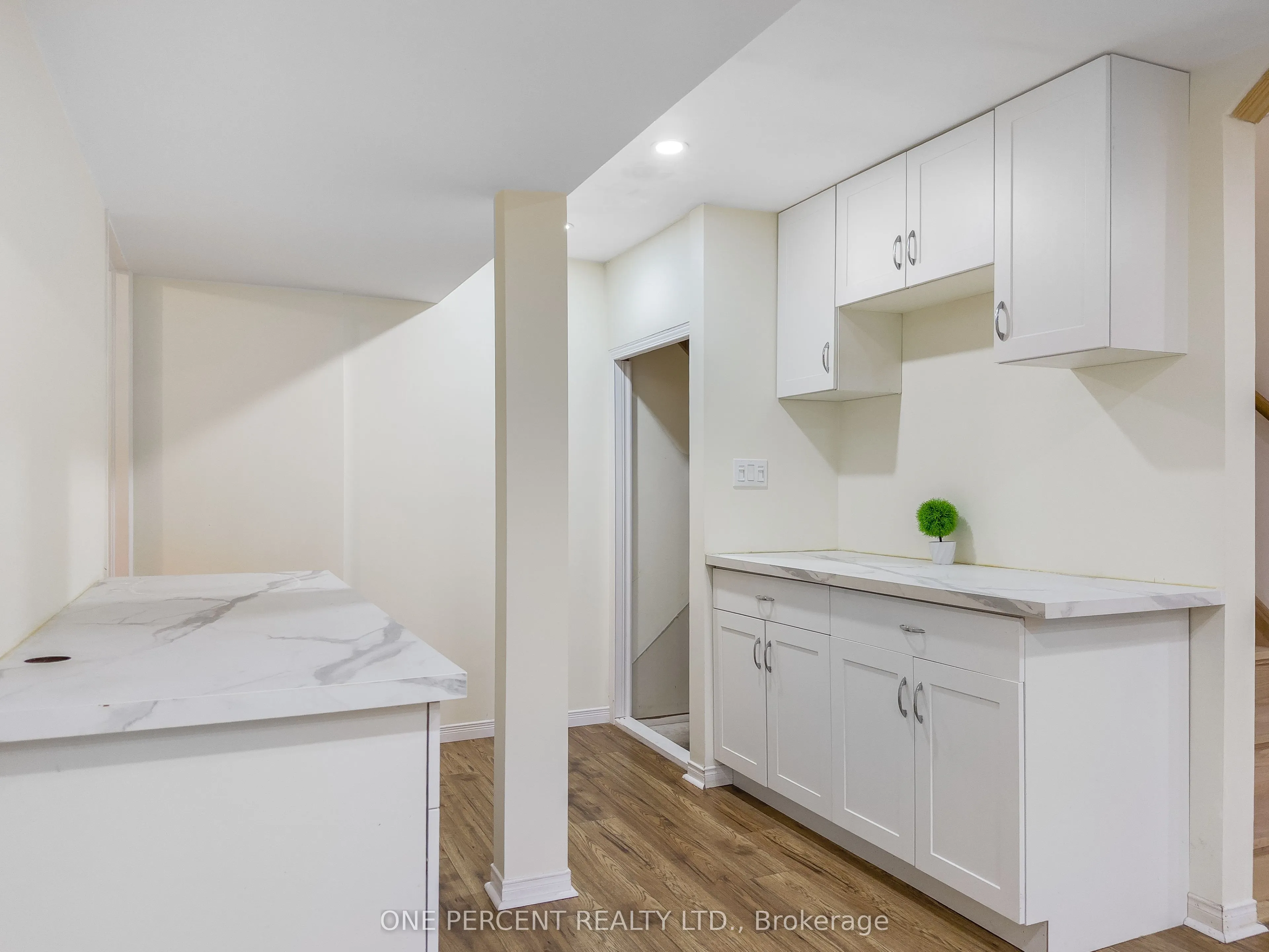 25 HICKORY Grove
