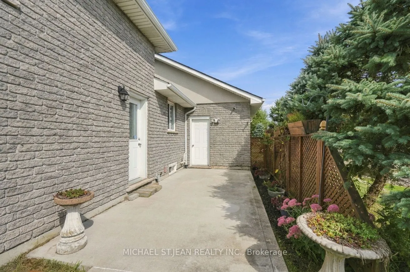 26 Leslie Street W
