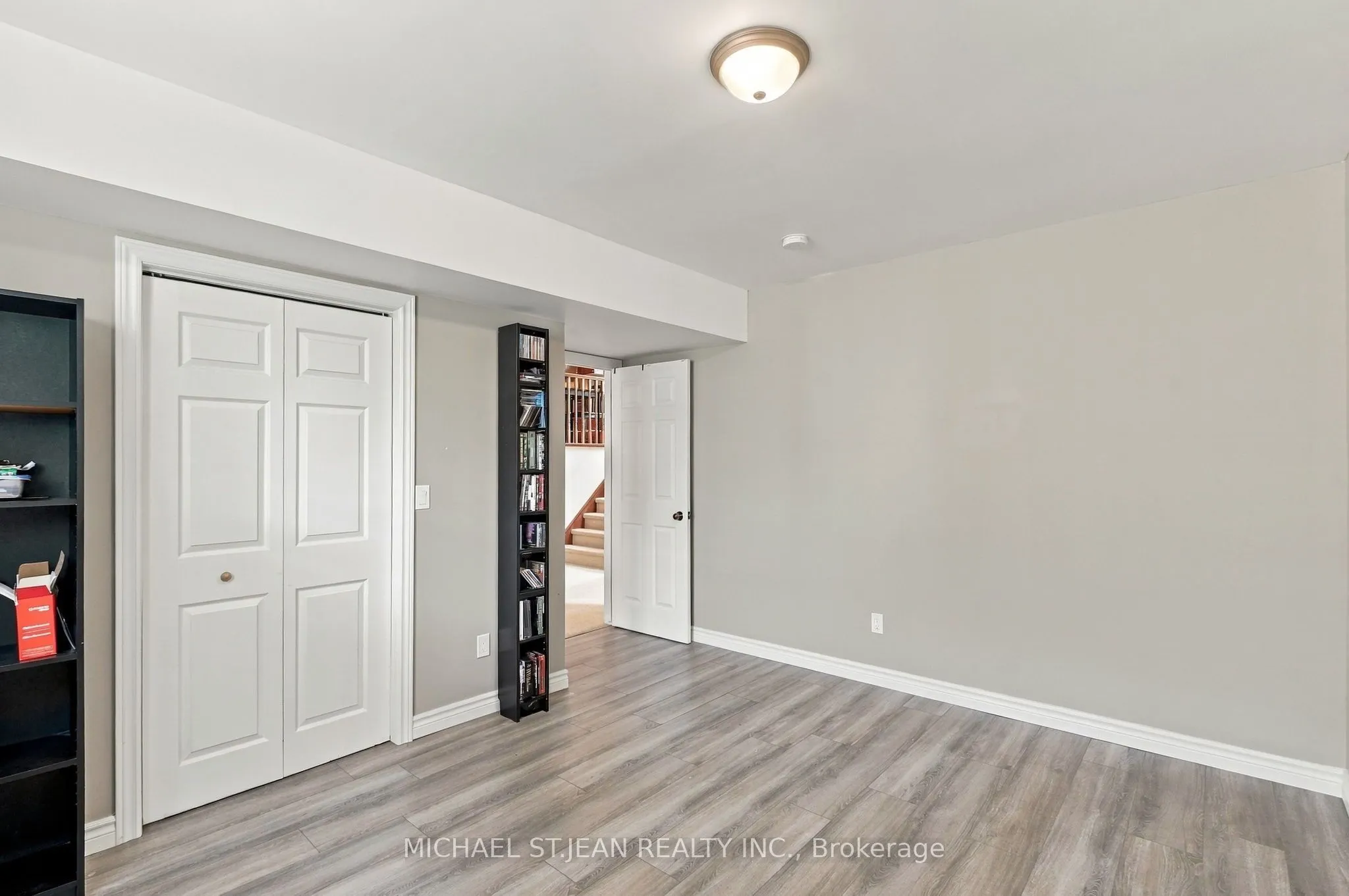 26 Leslie Street W