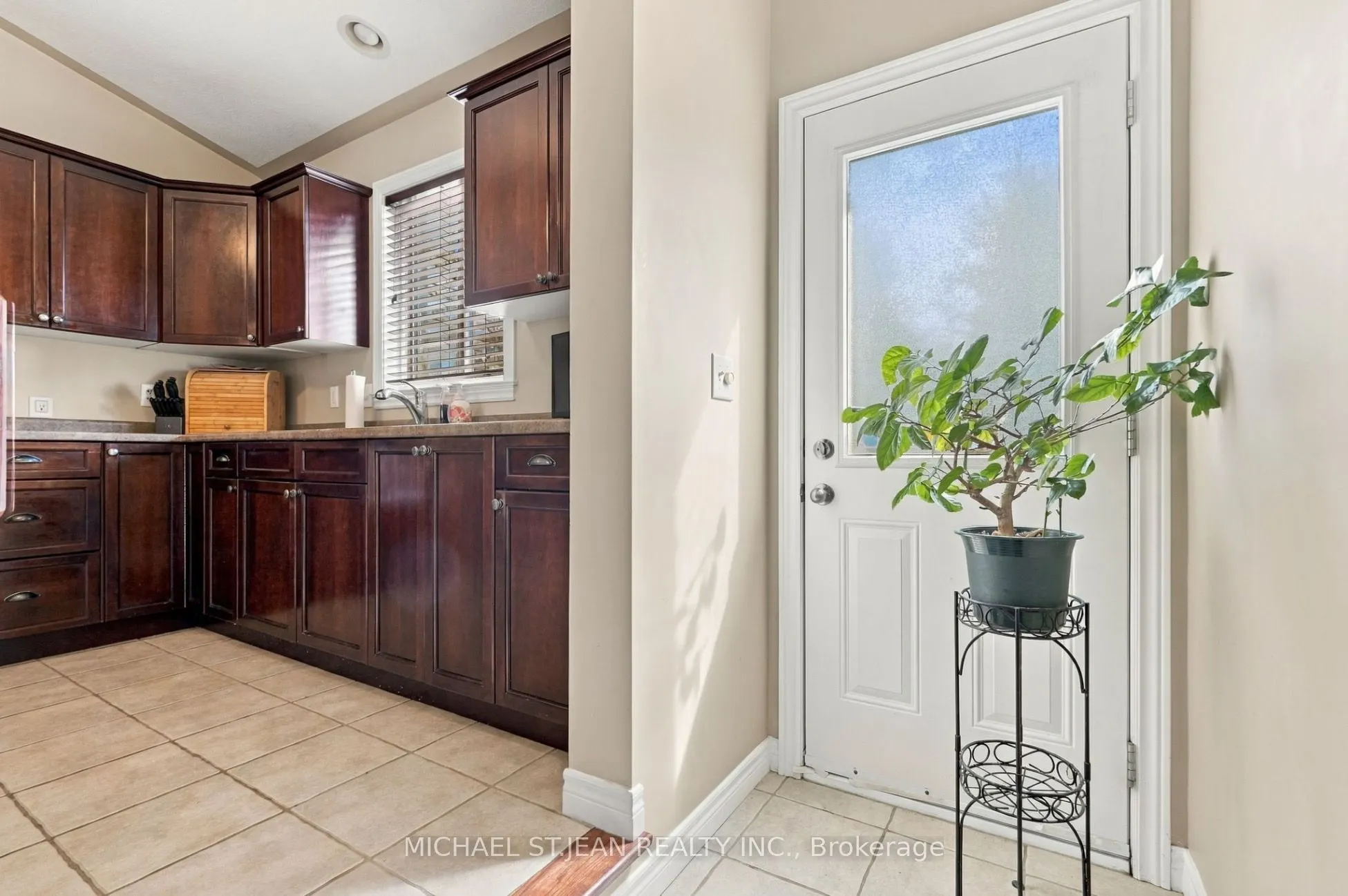 26 Leslie Street W