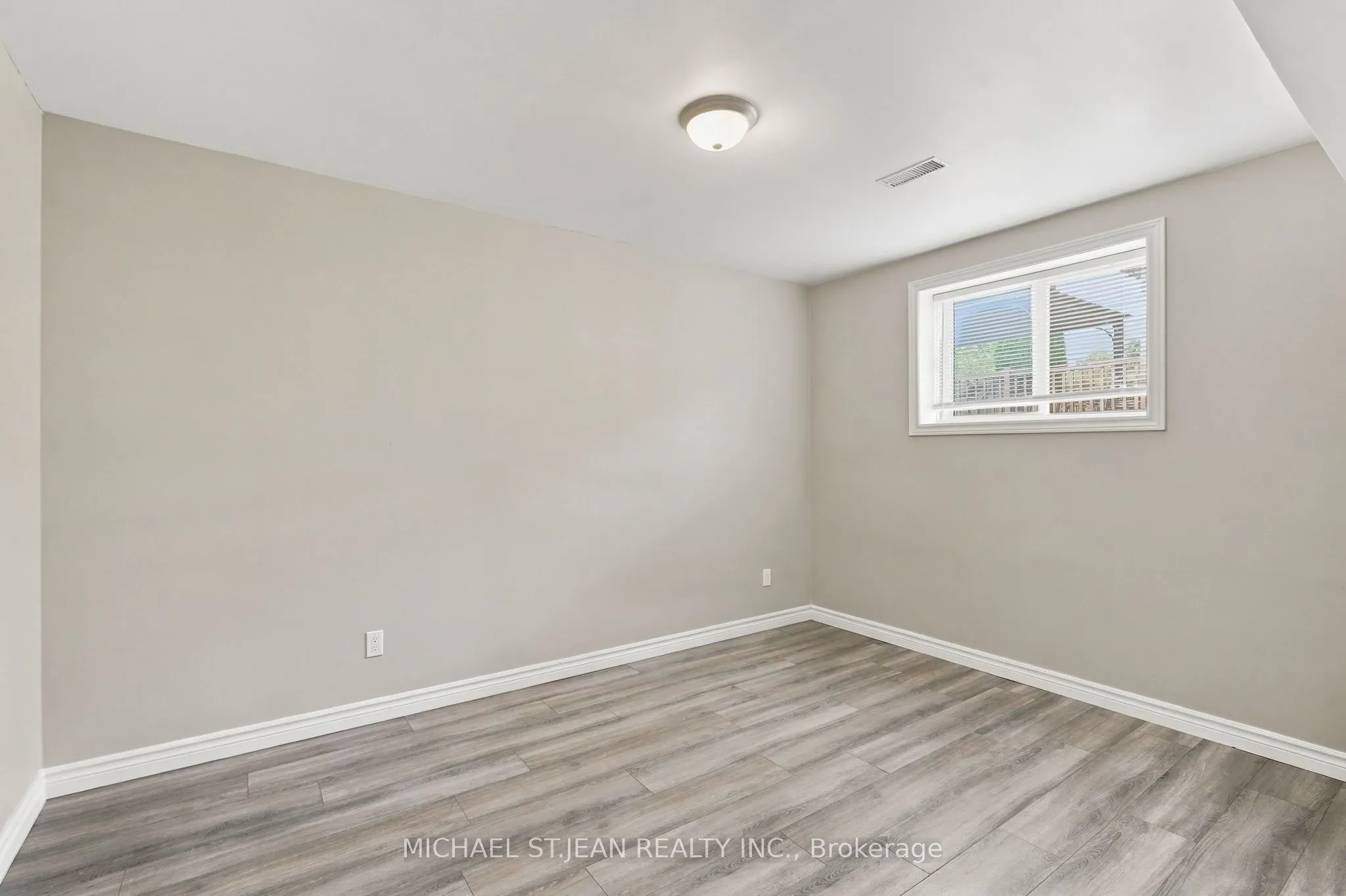 26 Leslie Street W