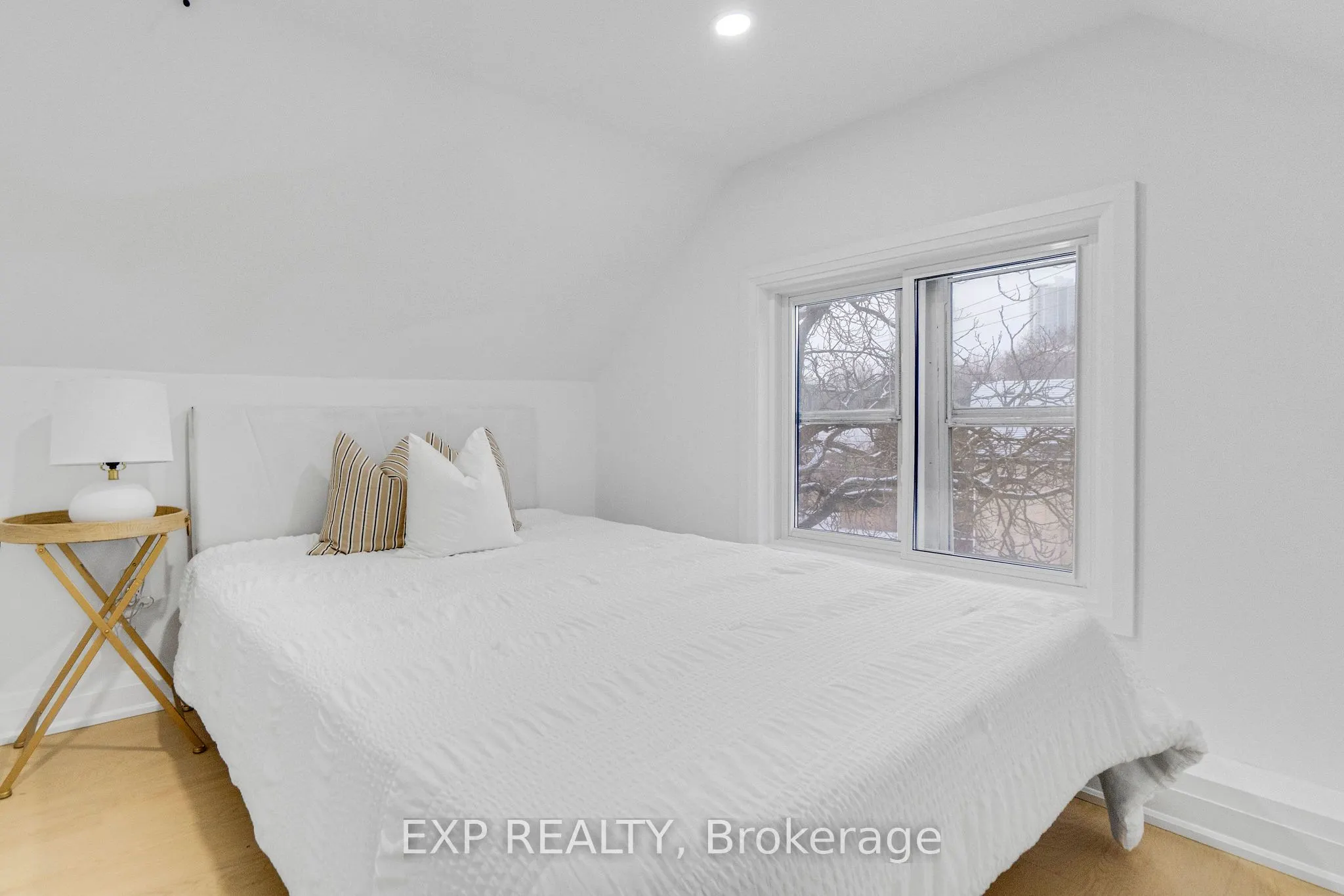 64 Lancaster Street E