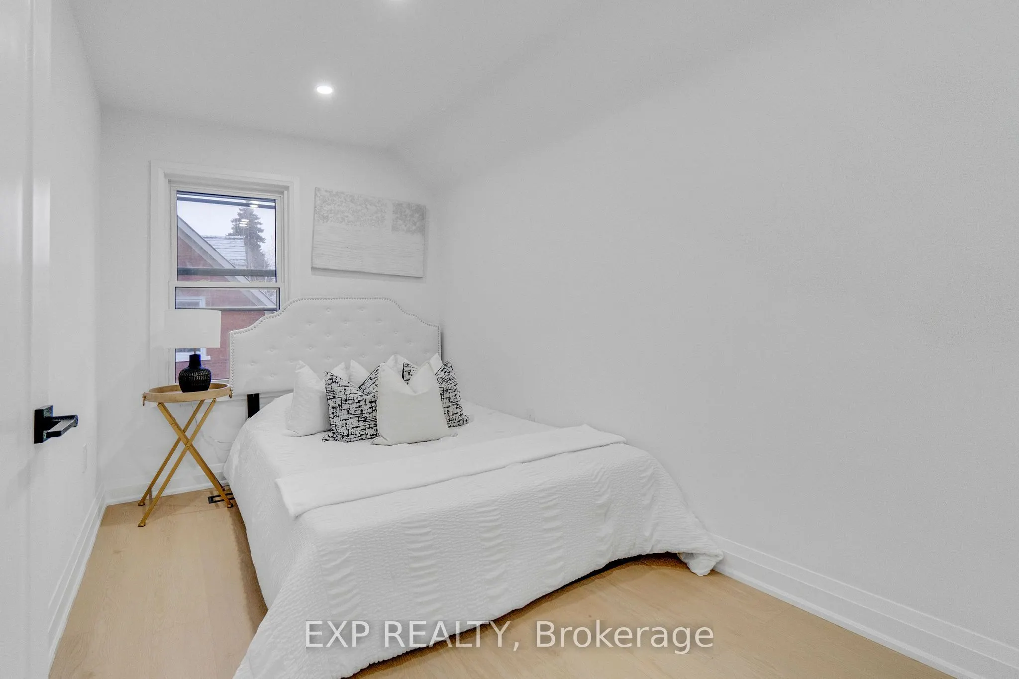 64 Lancaster Street E