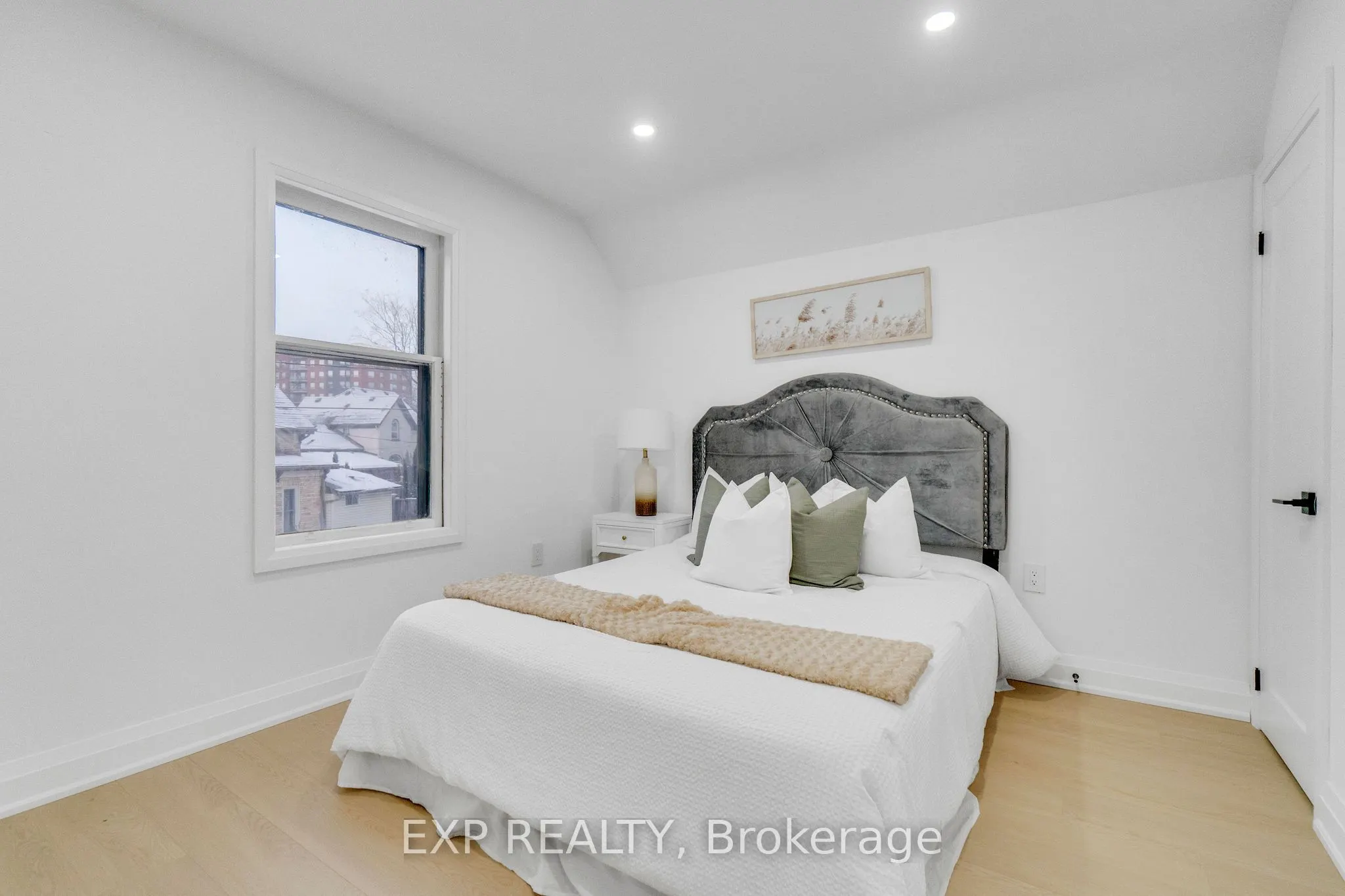 64 Lancaster Street E