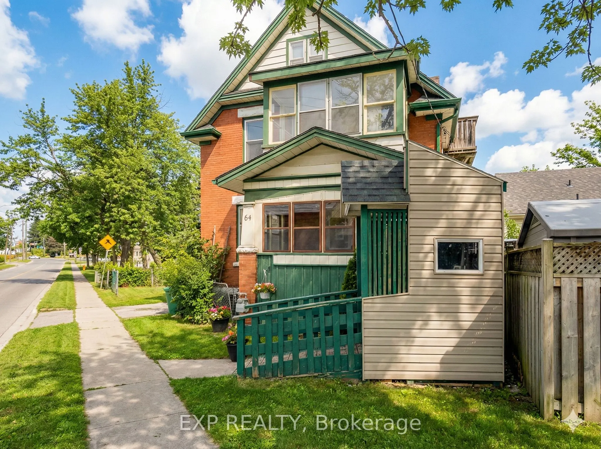 64 Lancaster Street E