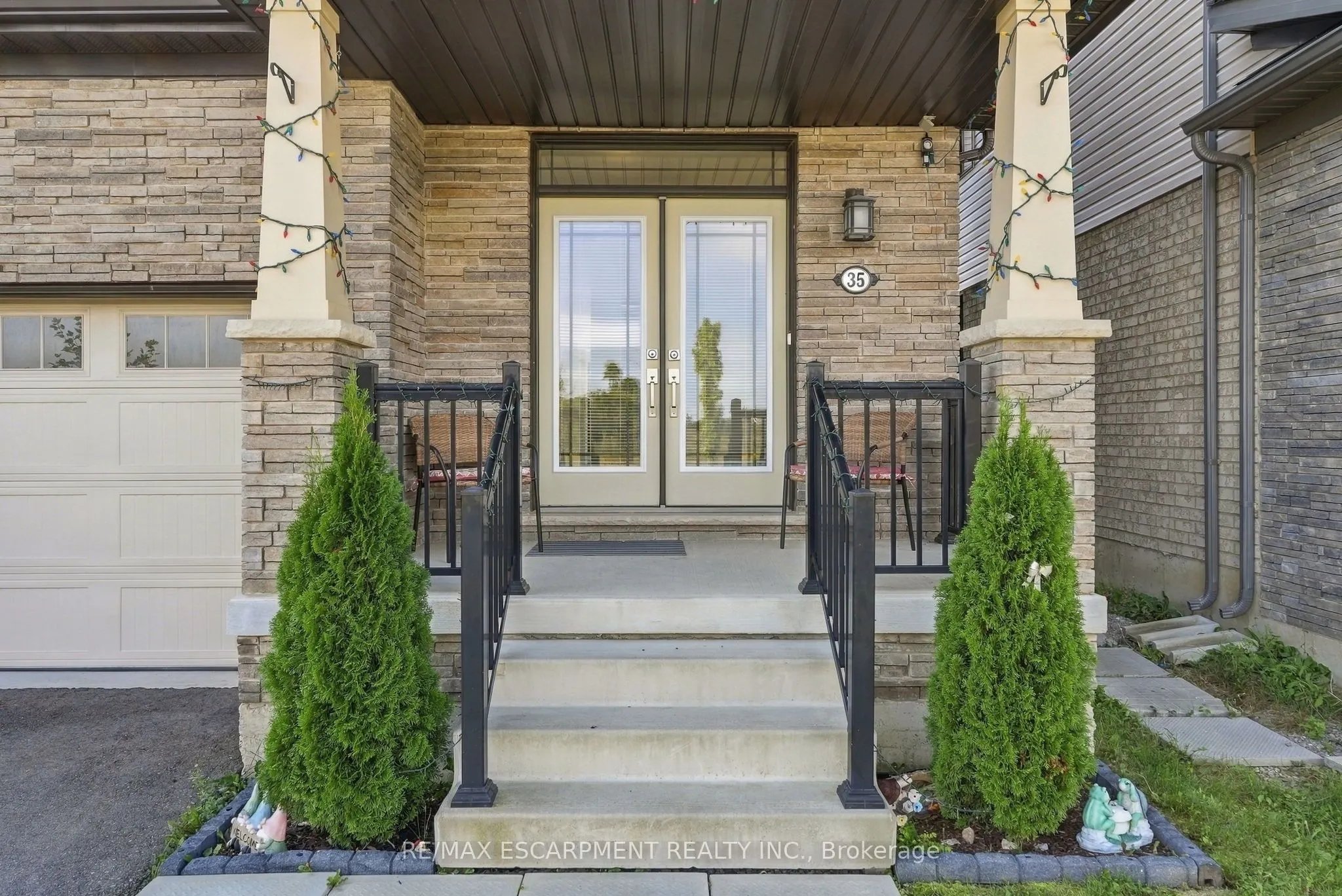 35 Royal Coachman Way