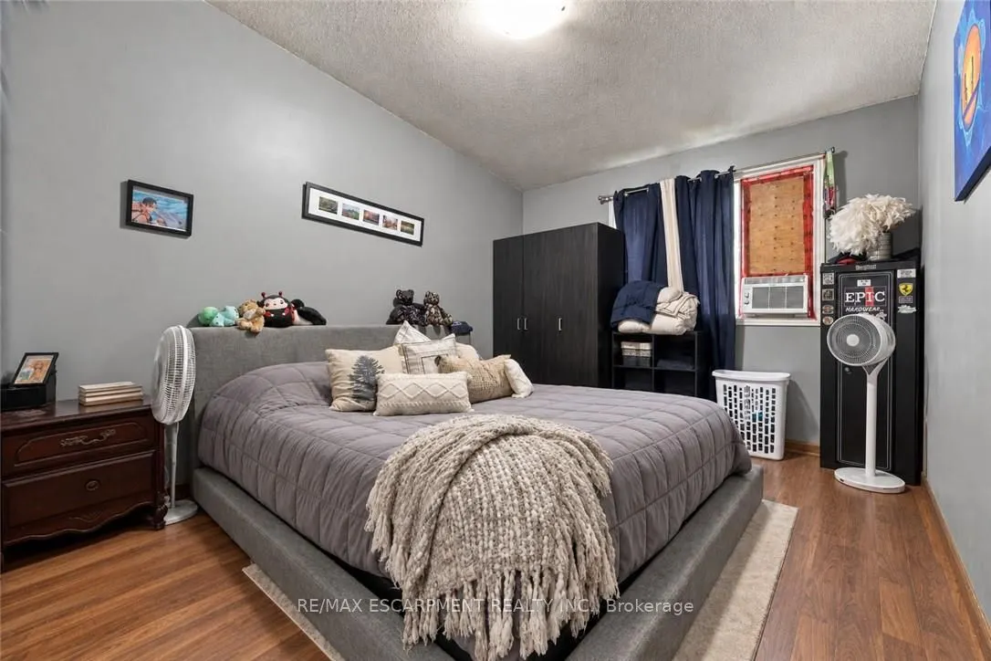 26 Renfrew Street E