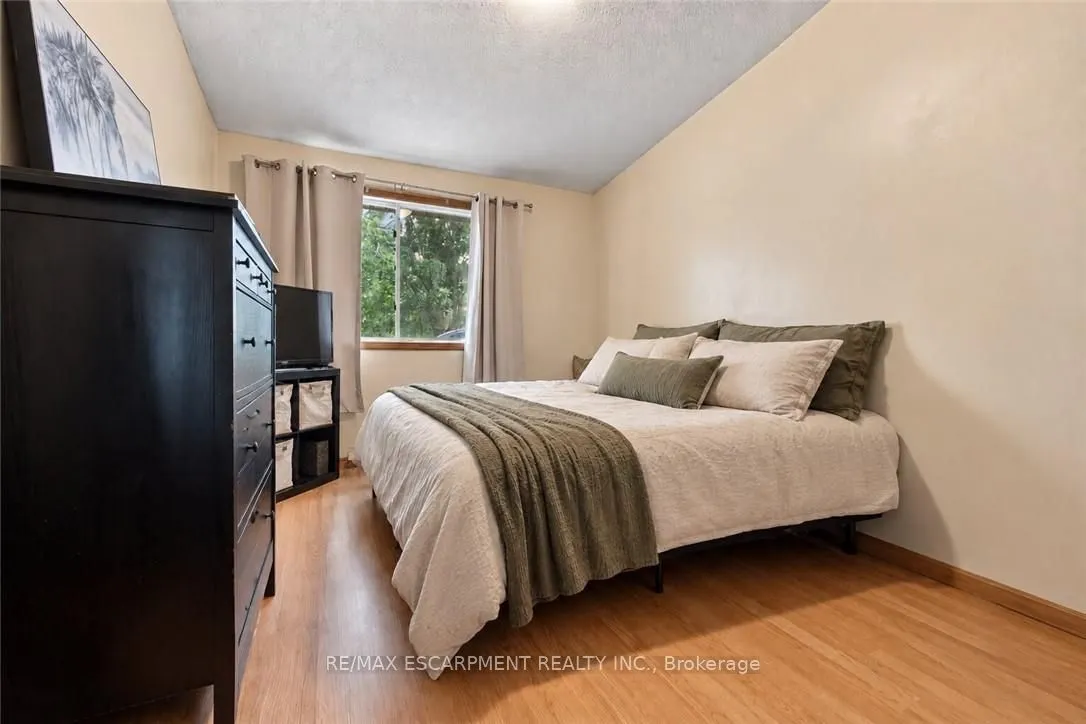 26 Renfrew Street E