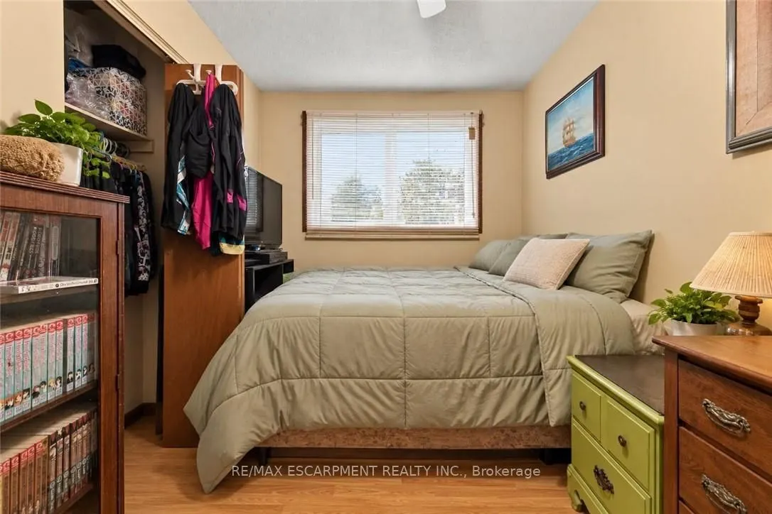 26 Renfrew Street E