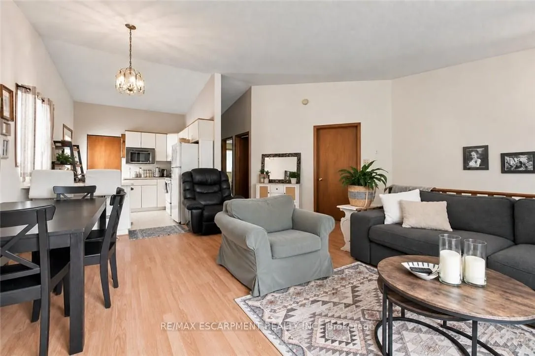 26 Renfrew Street E