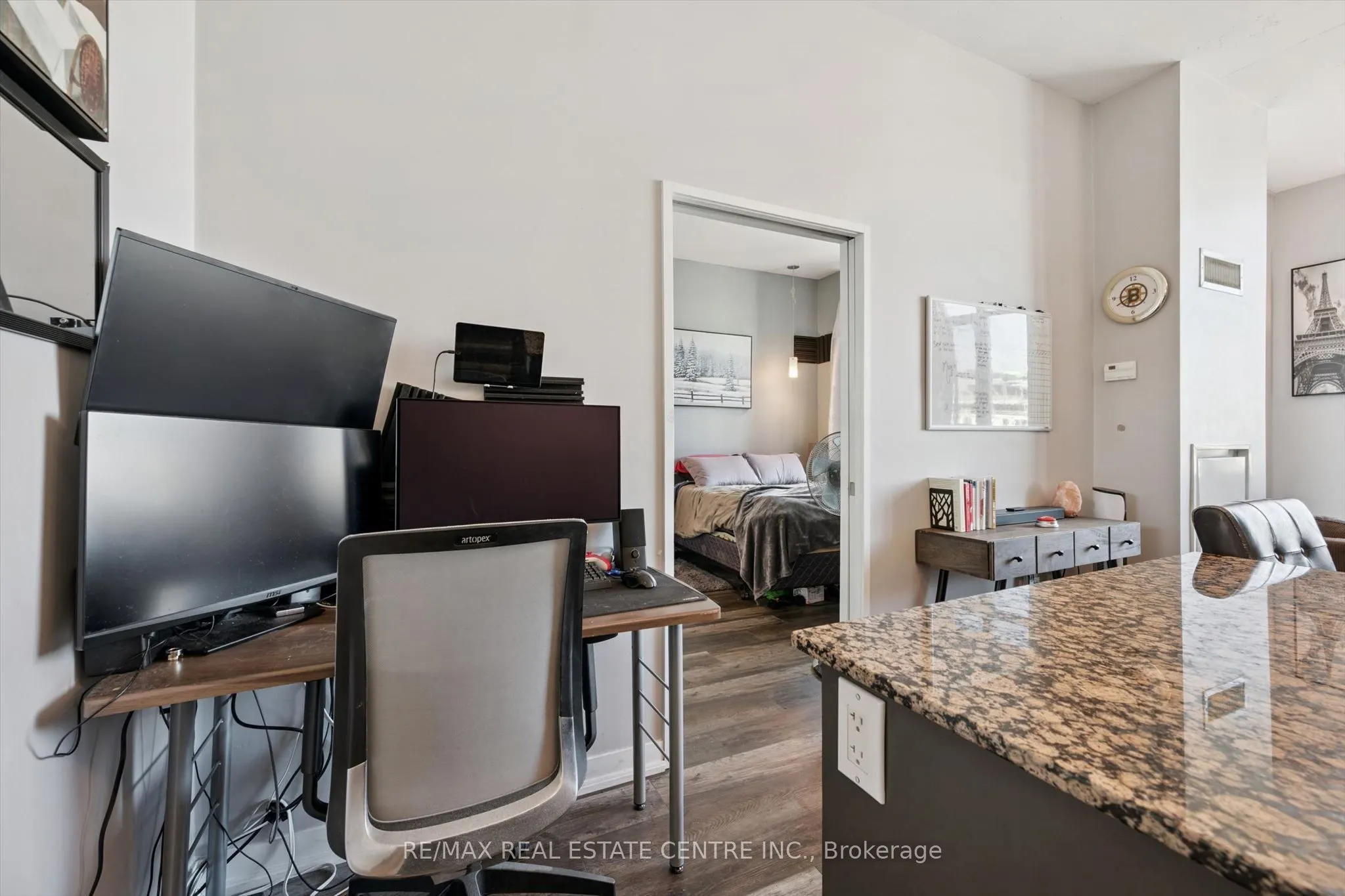 191 King Street S #802