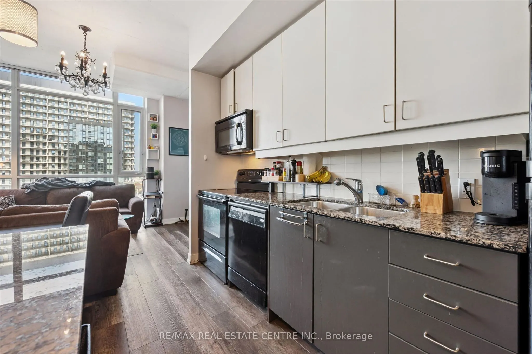 191 King Street S #802