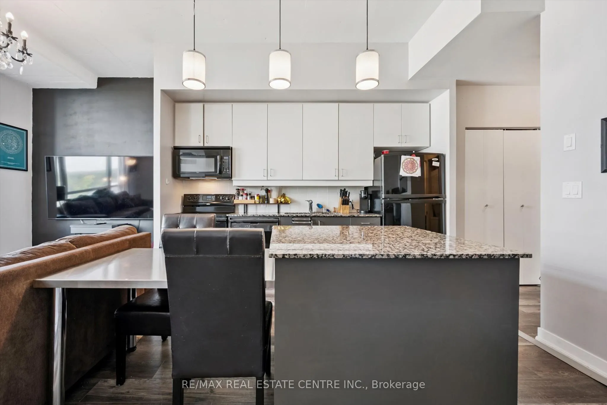 191 King Street S #802