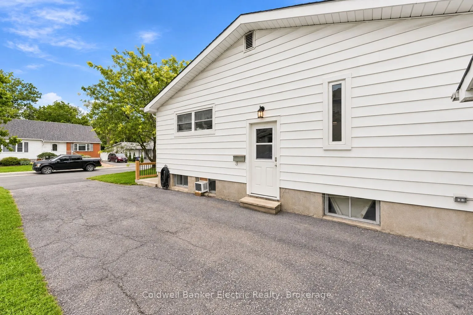 19 Graham Street E