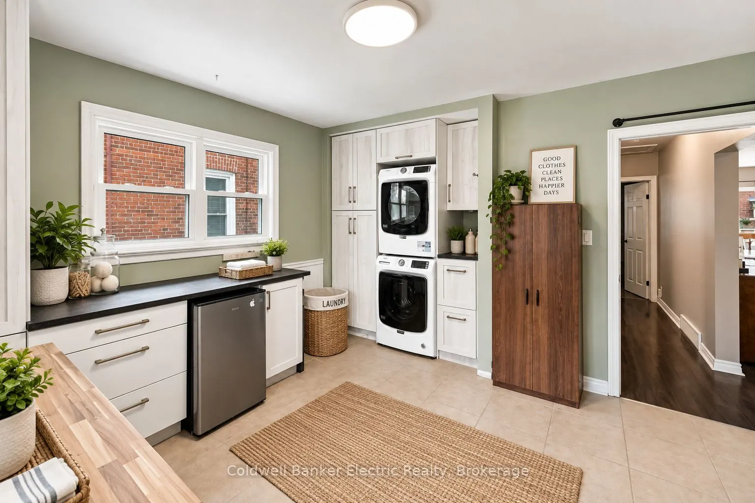 19 Graham Street E