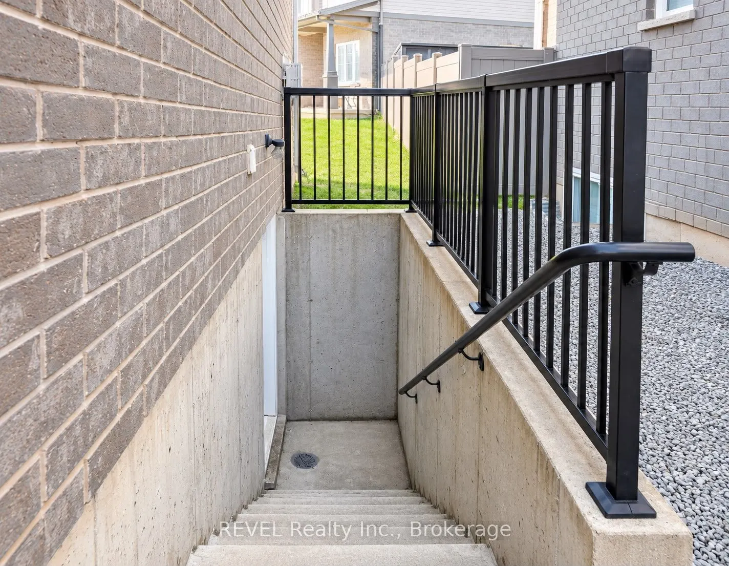 15 IRONWOOD Court #LOWER