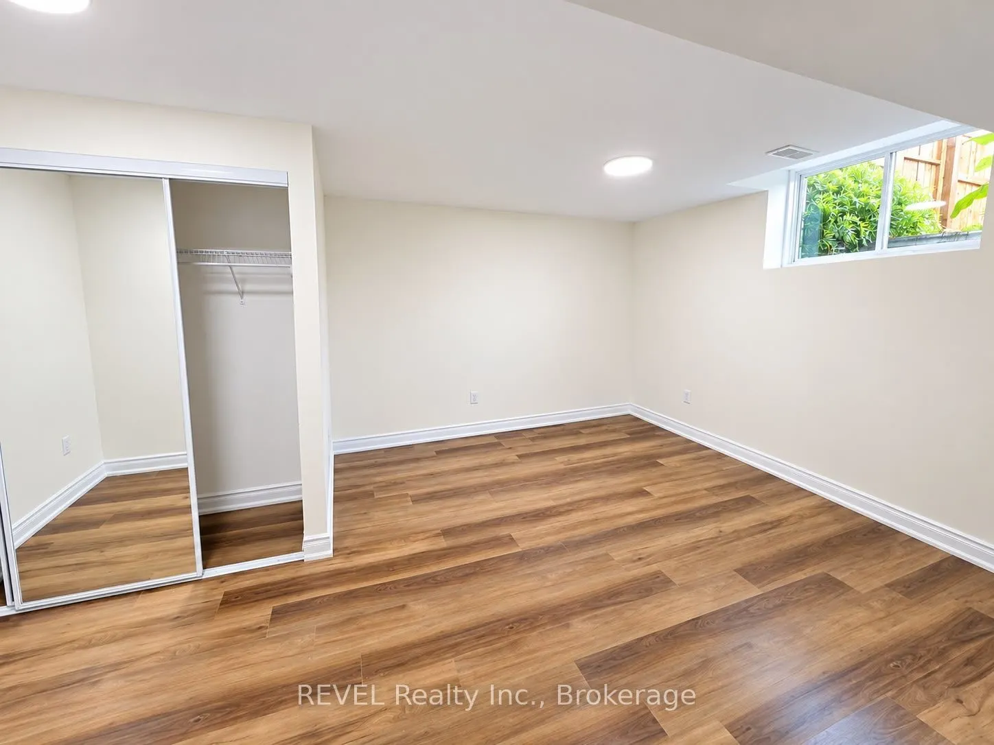 15 IRONWOOD Court #LOWER