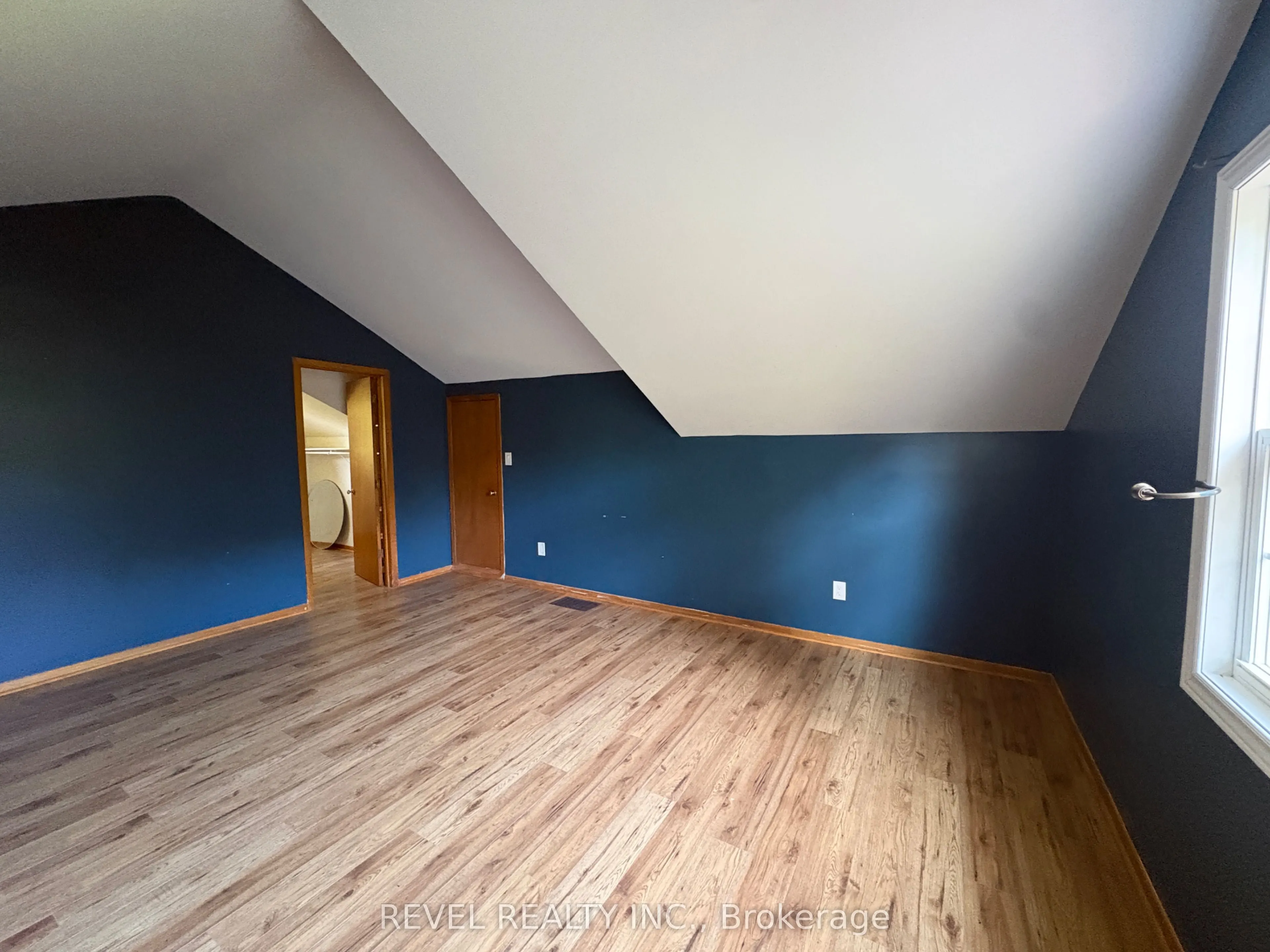 247154 5 Side Road