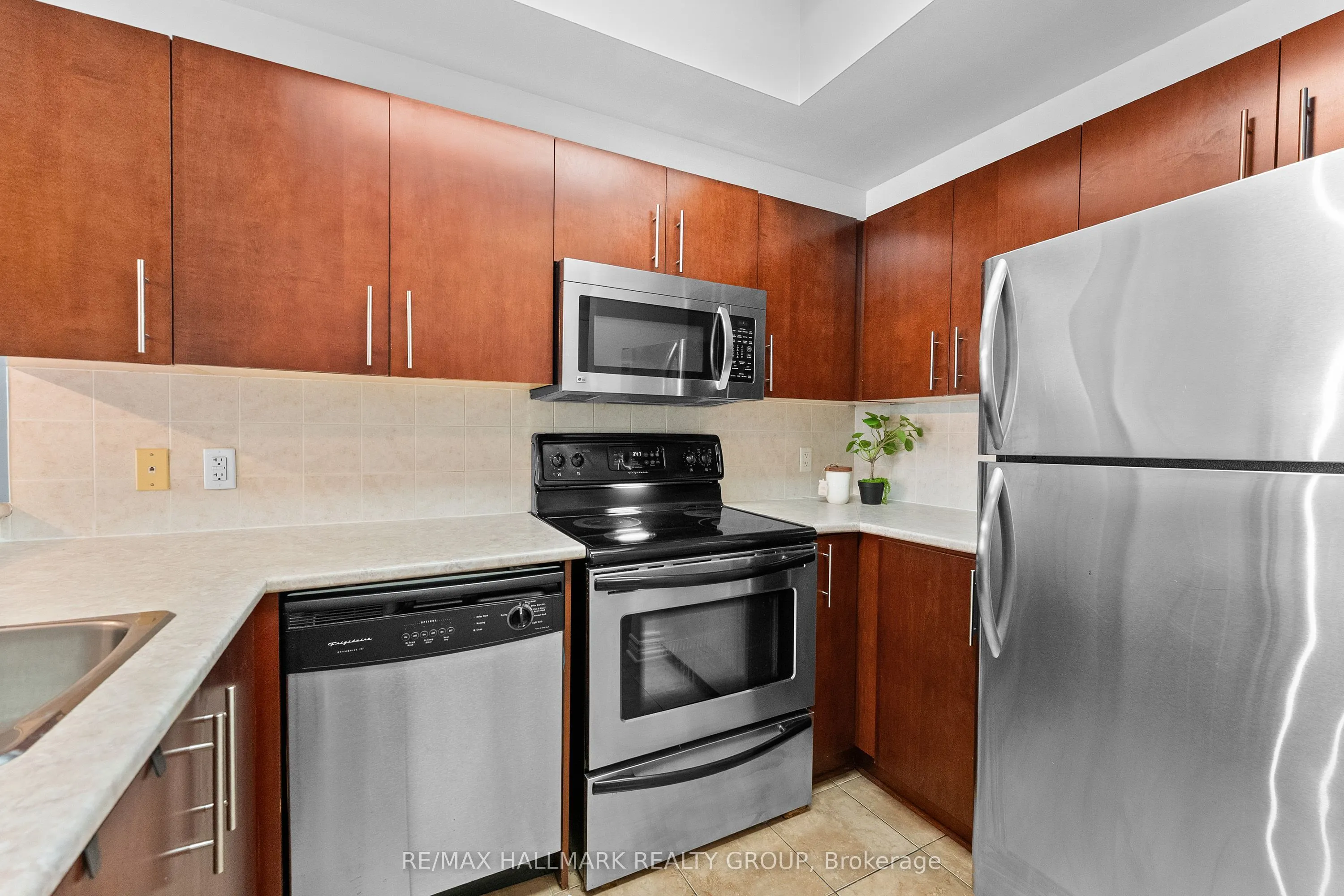 200 Rideau Street #1702