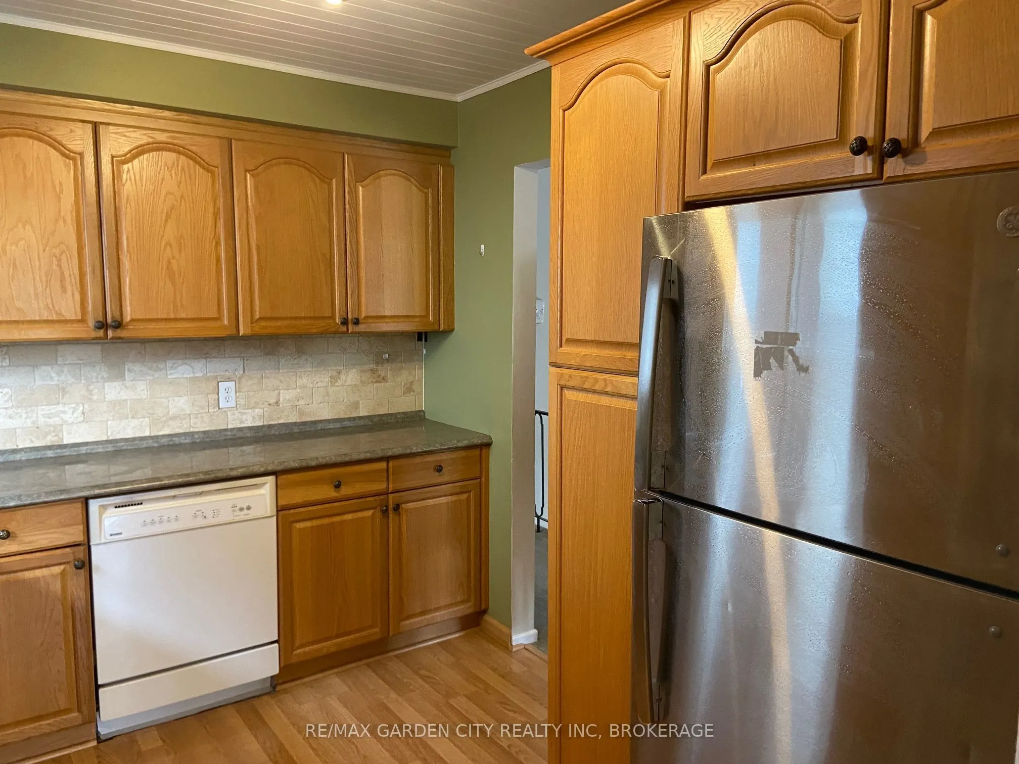 9 STONEGATE Drive #Upper