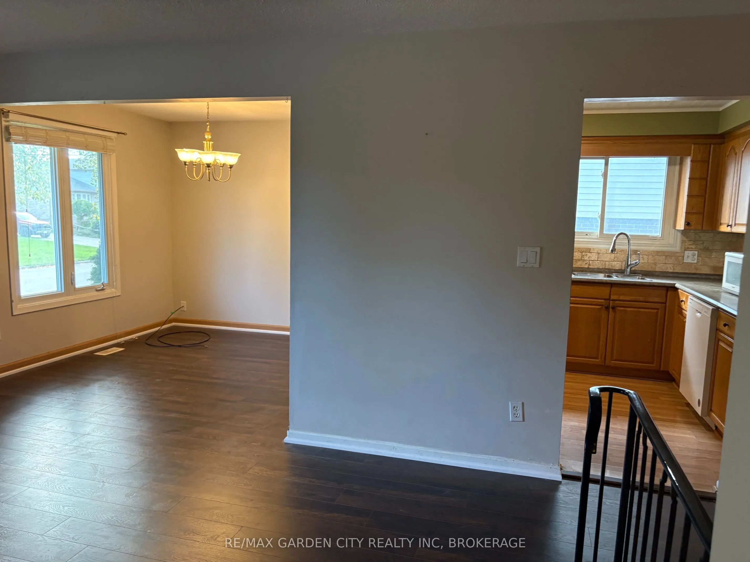 9 STONEGATE Drive #Upper