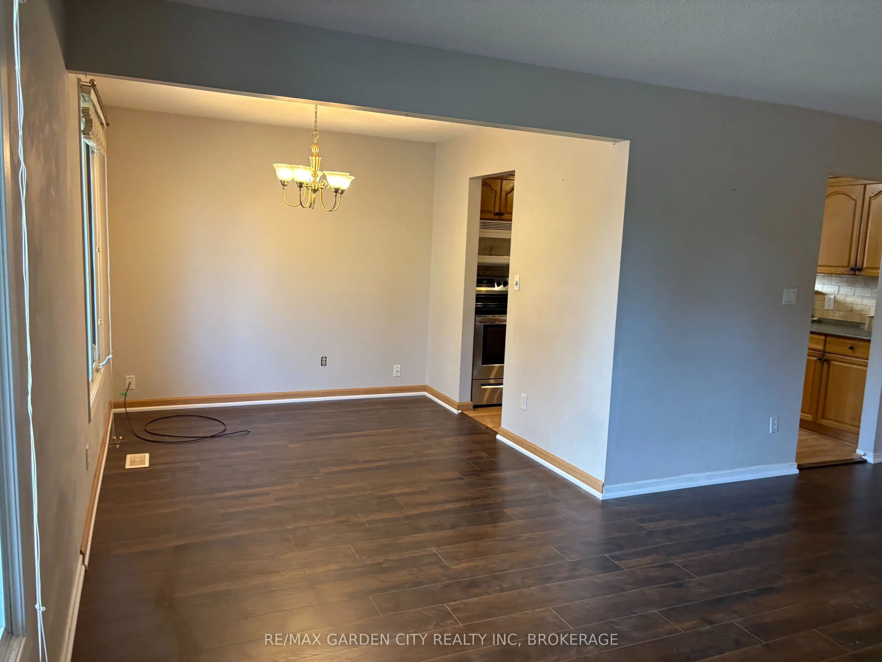 9 STONEGATE Drive #Upper
