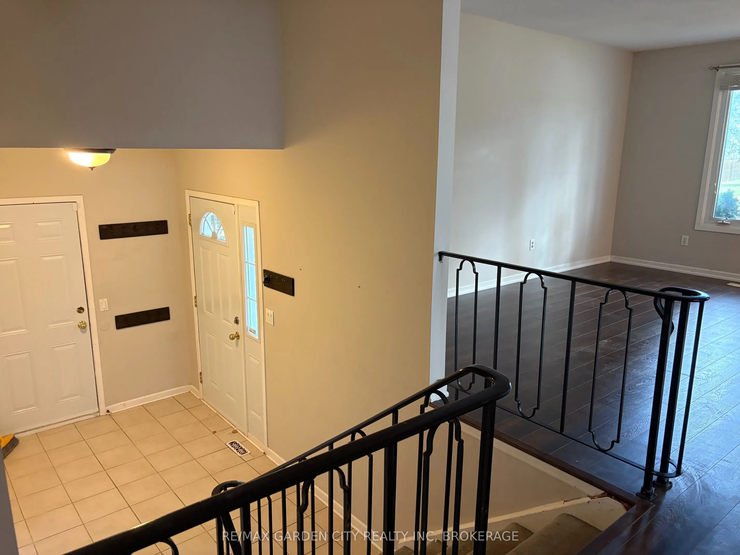 9 STONEGATE Drive #Upper
