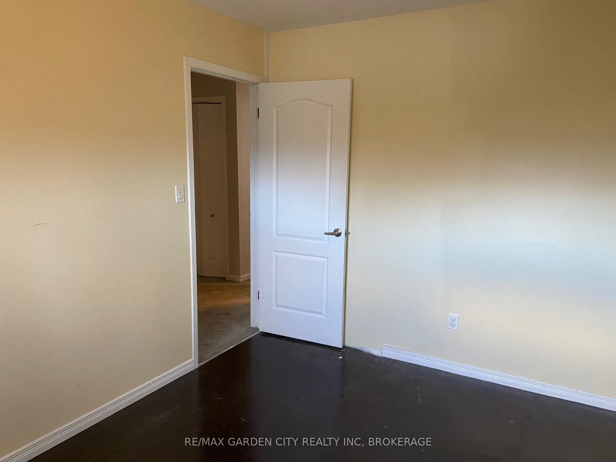9 STONEGATE Drive #Upper