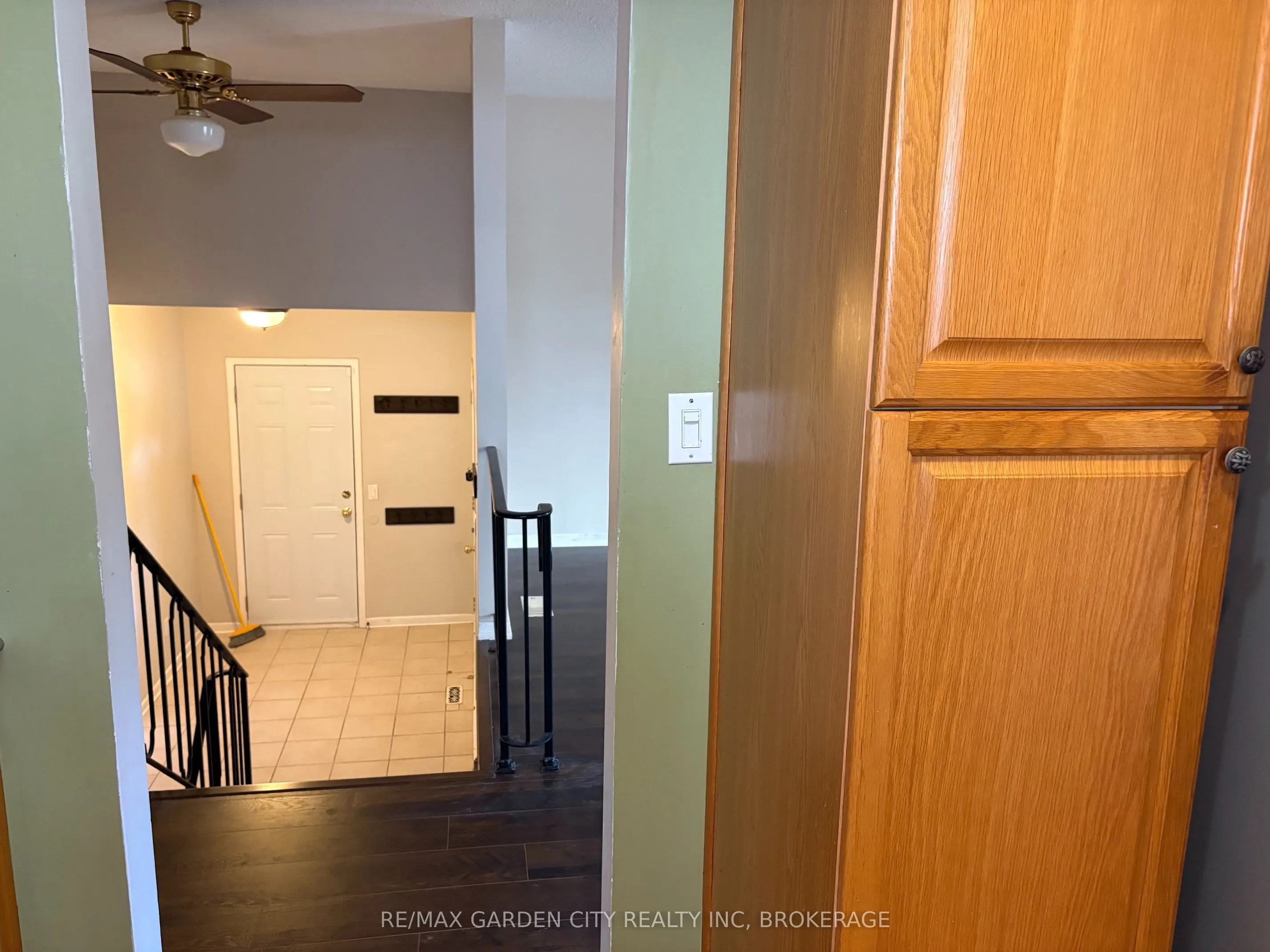9 STONEGATE Drive #Upper