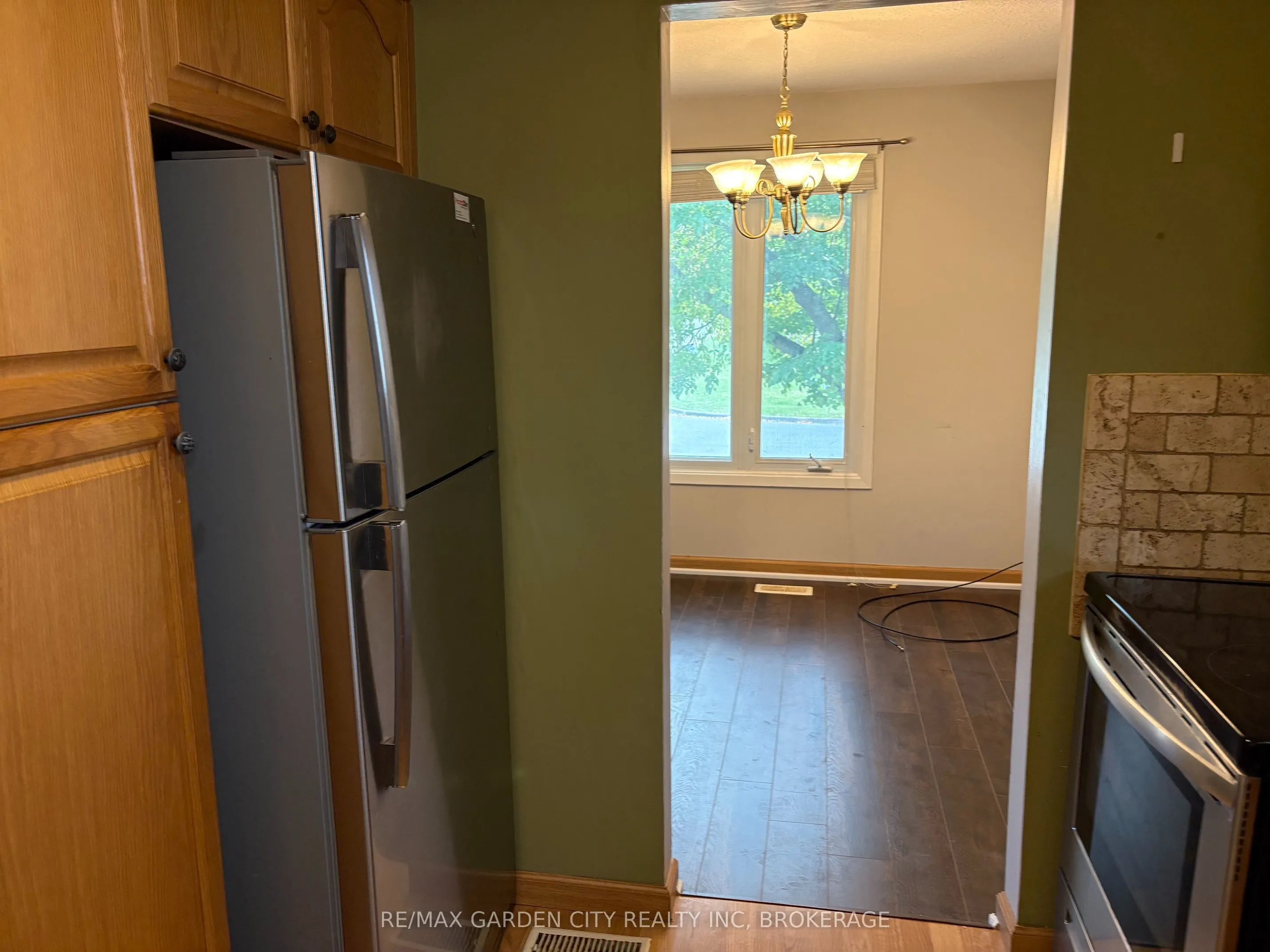 9 STONEGATE Drive #Upper