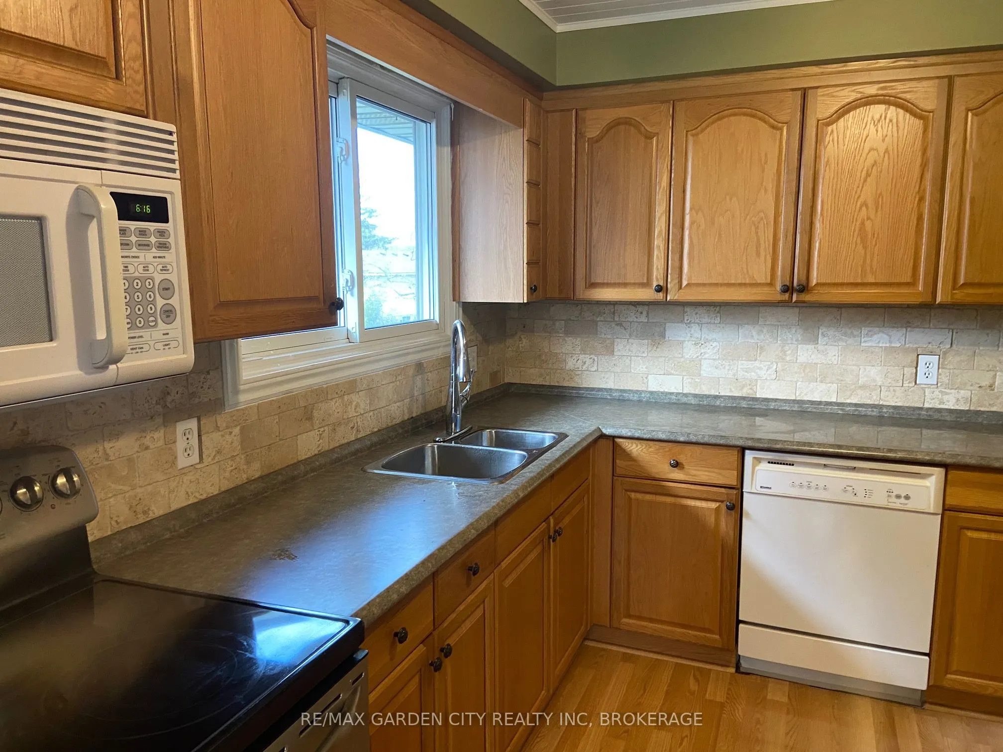 9 STONEGATE Drive #Upper