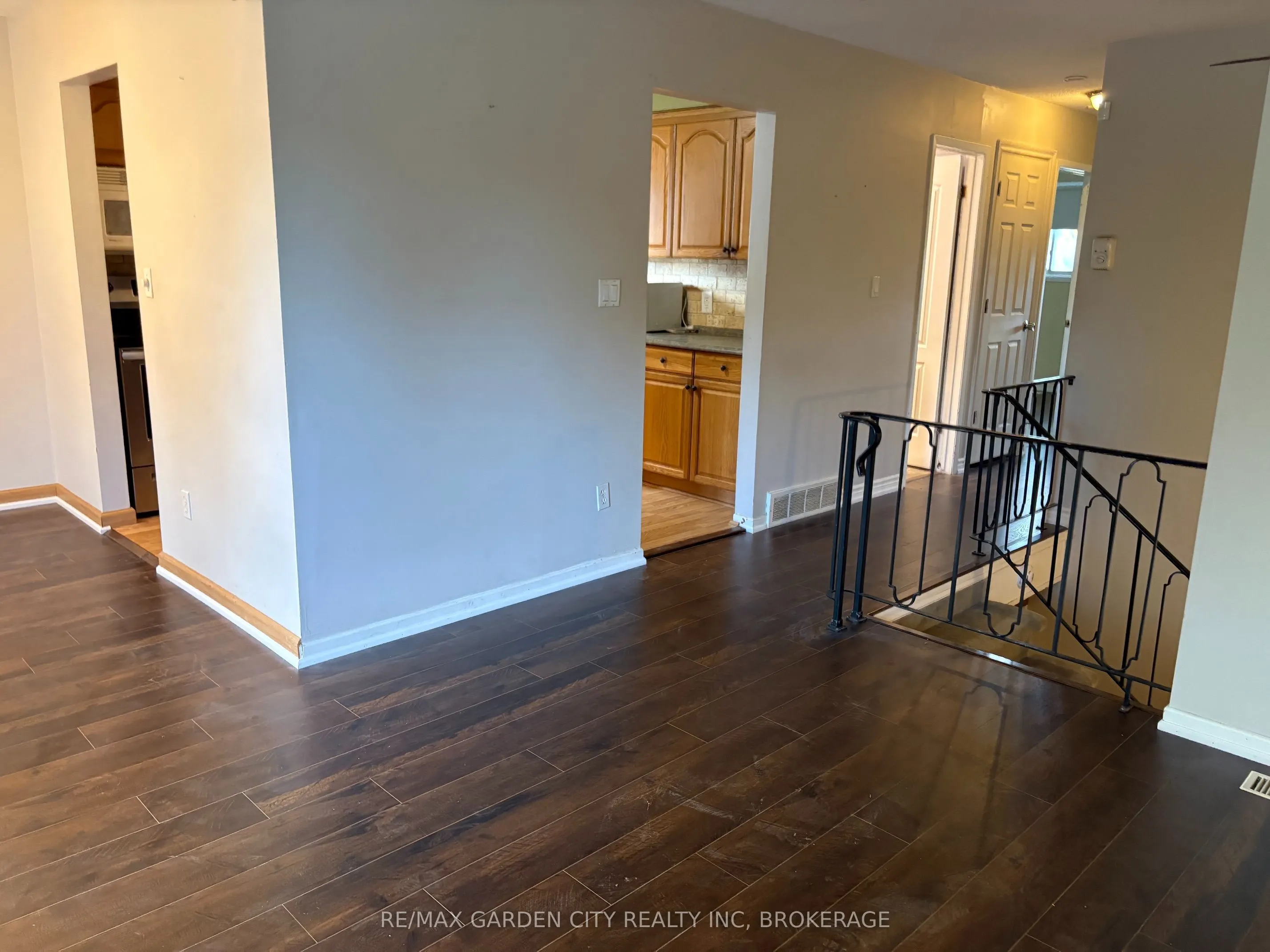9 STONEGATE Drive #Upper