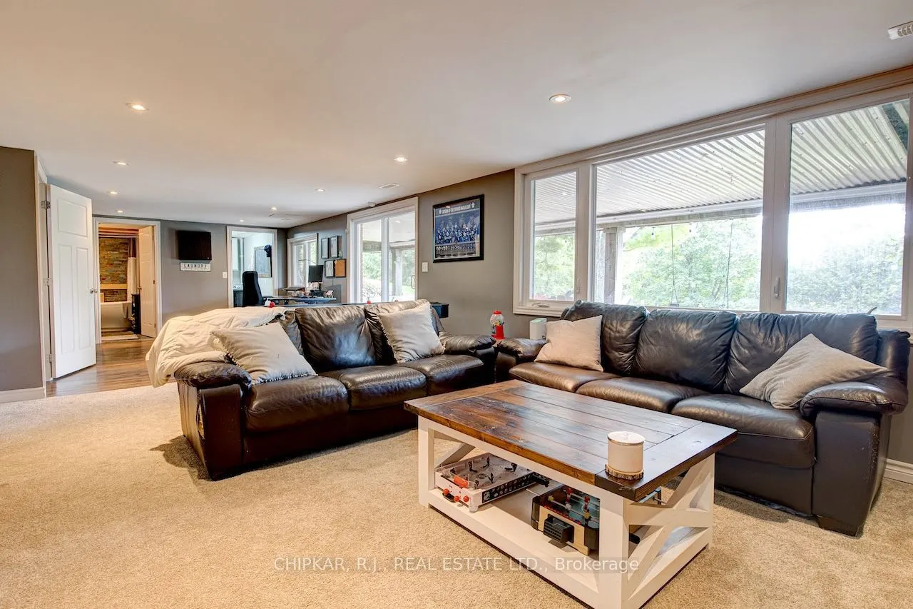 516 Governor's Road E