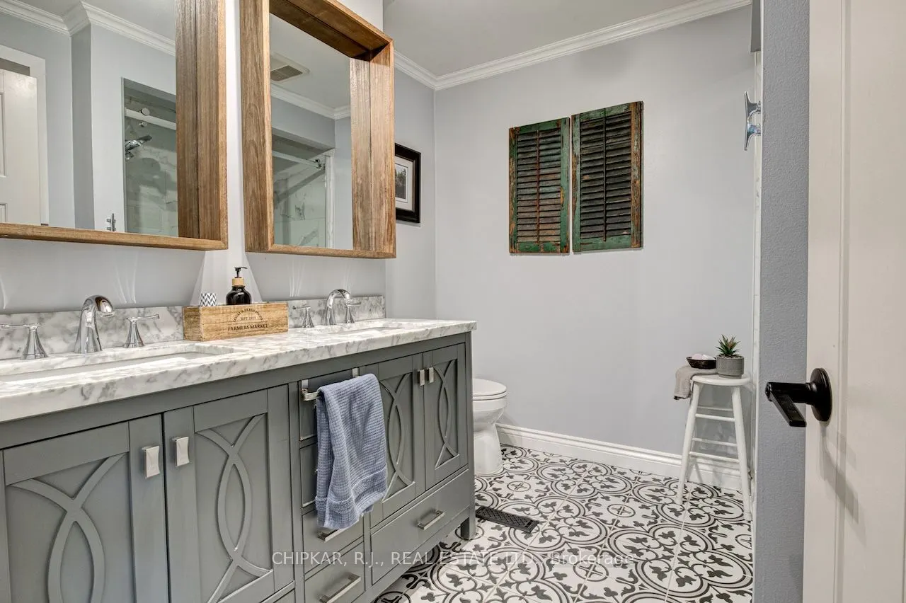 516 Governor's Road E