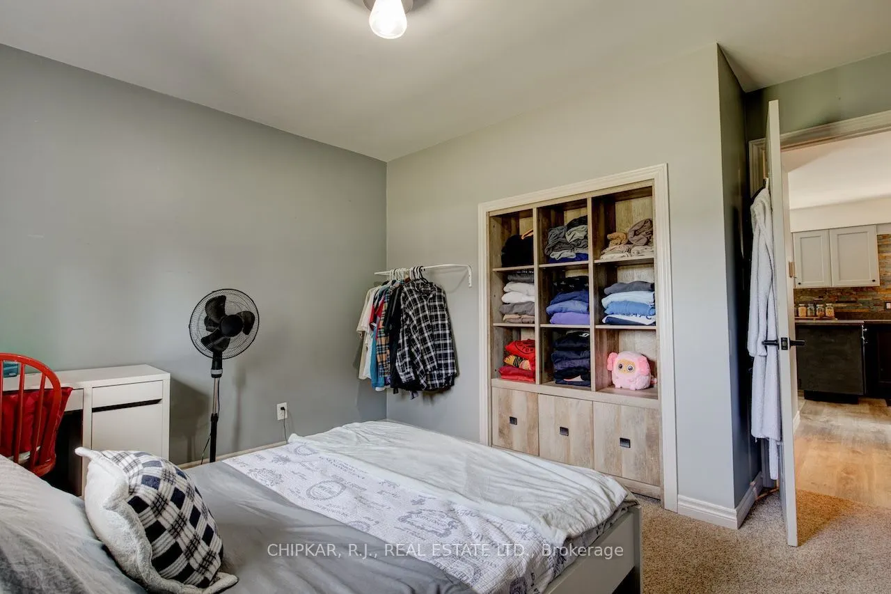 516 Governor's Road E